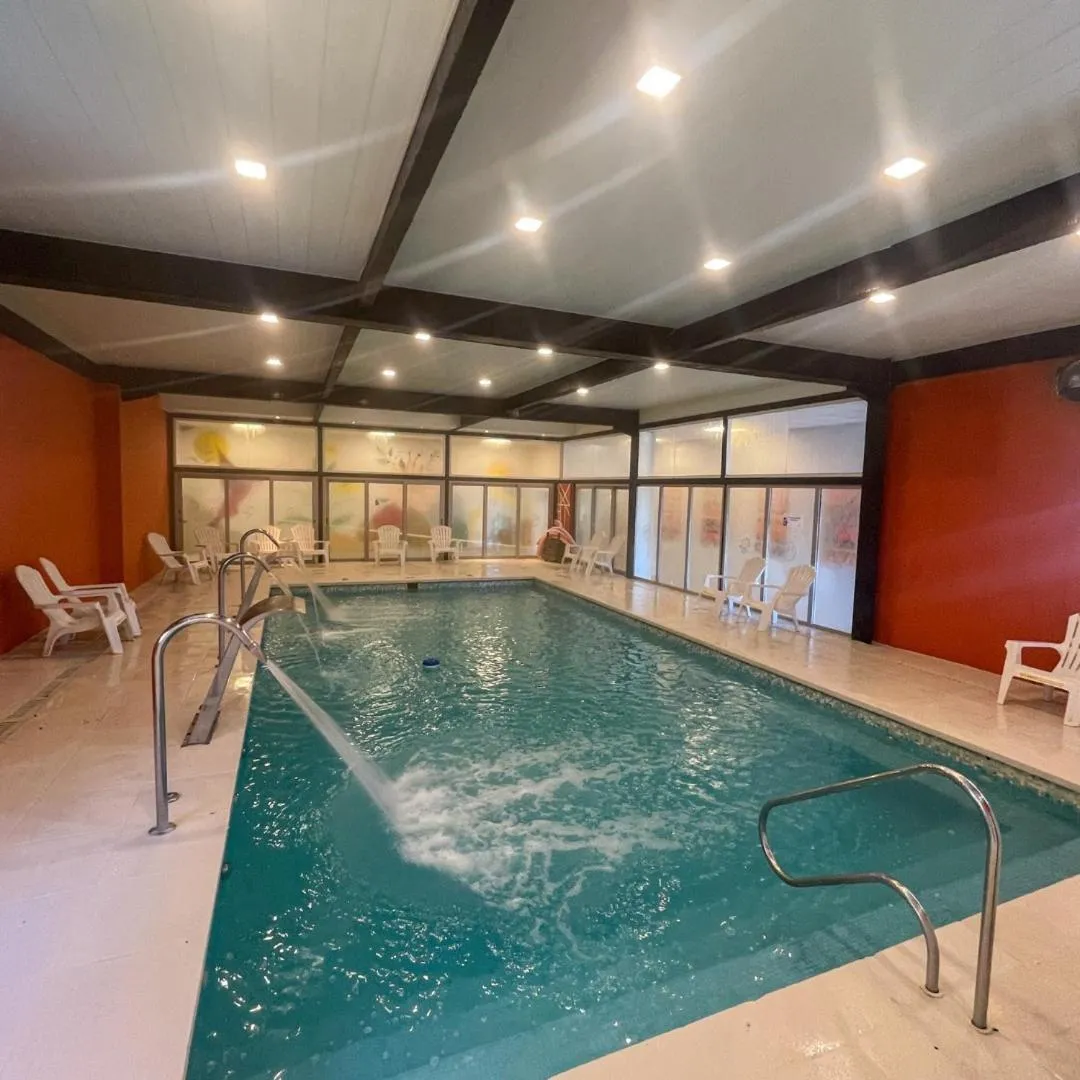 Swimming pool in Howard Johnson Plaza Villa Carlos Paz