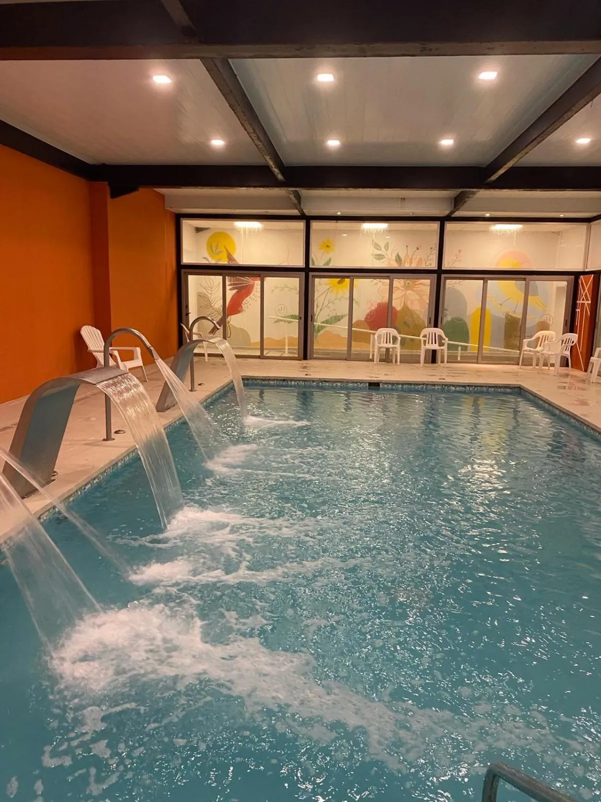 Swimming pool in Howard Johnson Plaza Villa Carlos Paz