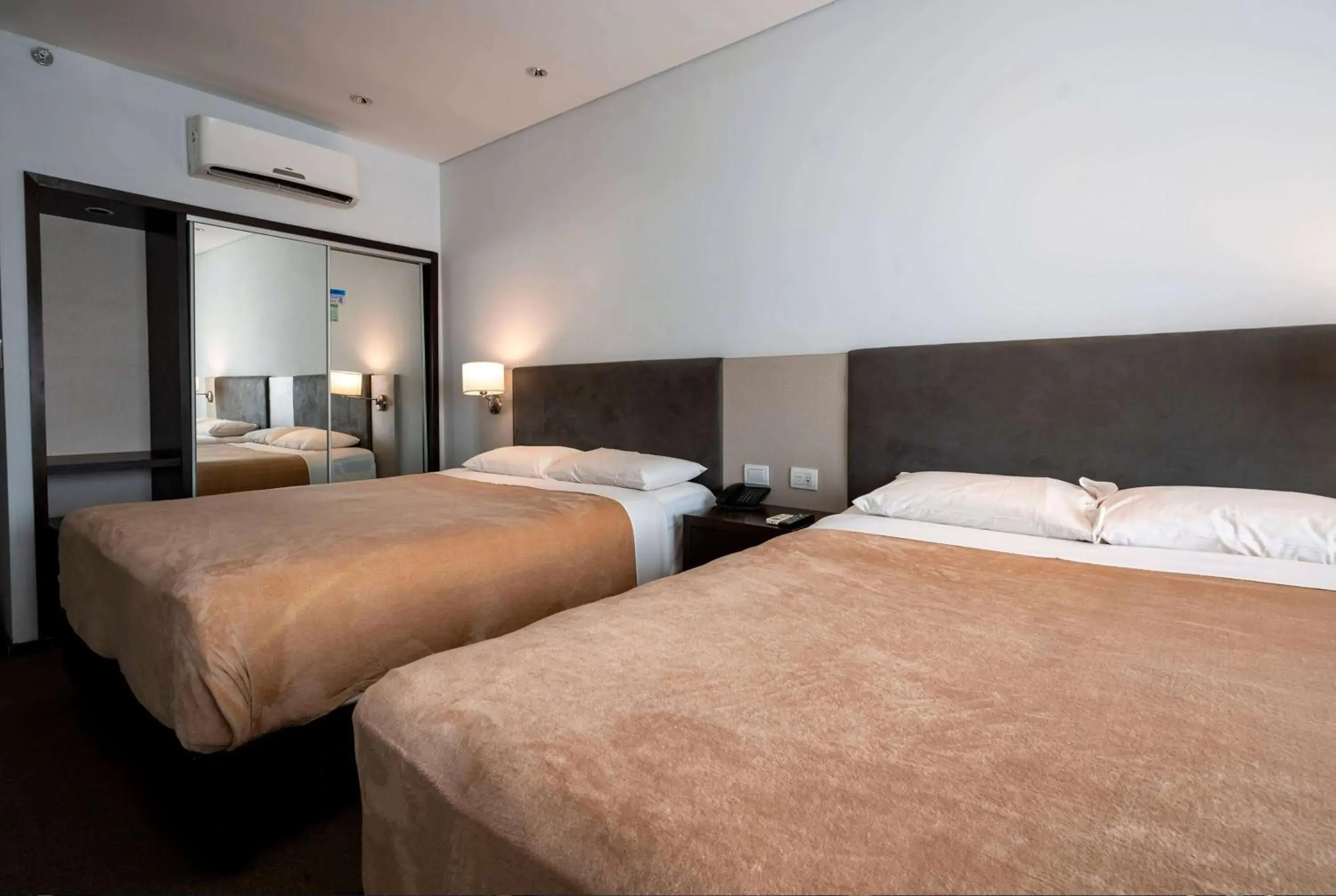 Twin Room with Two Twin Beds - Non-Smoking in Howard Johnson Plaza Villa Carlos Paz Twin Room with Two Twin Beds - Non-Smoking in Howard Johnson Plaza Villa Carlos Paz