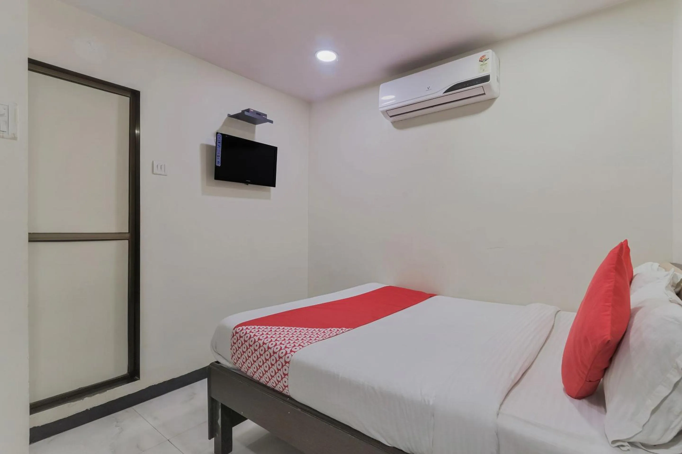 Bedroom in Hotel O Ak Palace Near Chhatrapati Shivaji International Airport