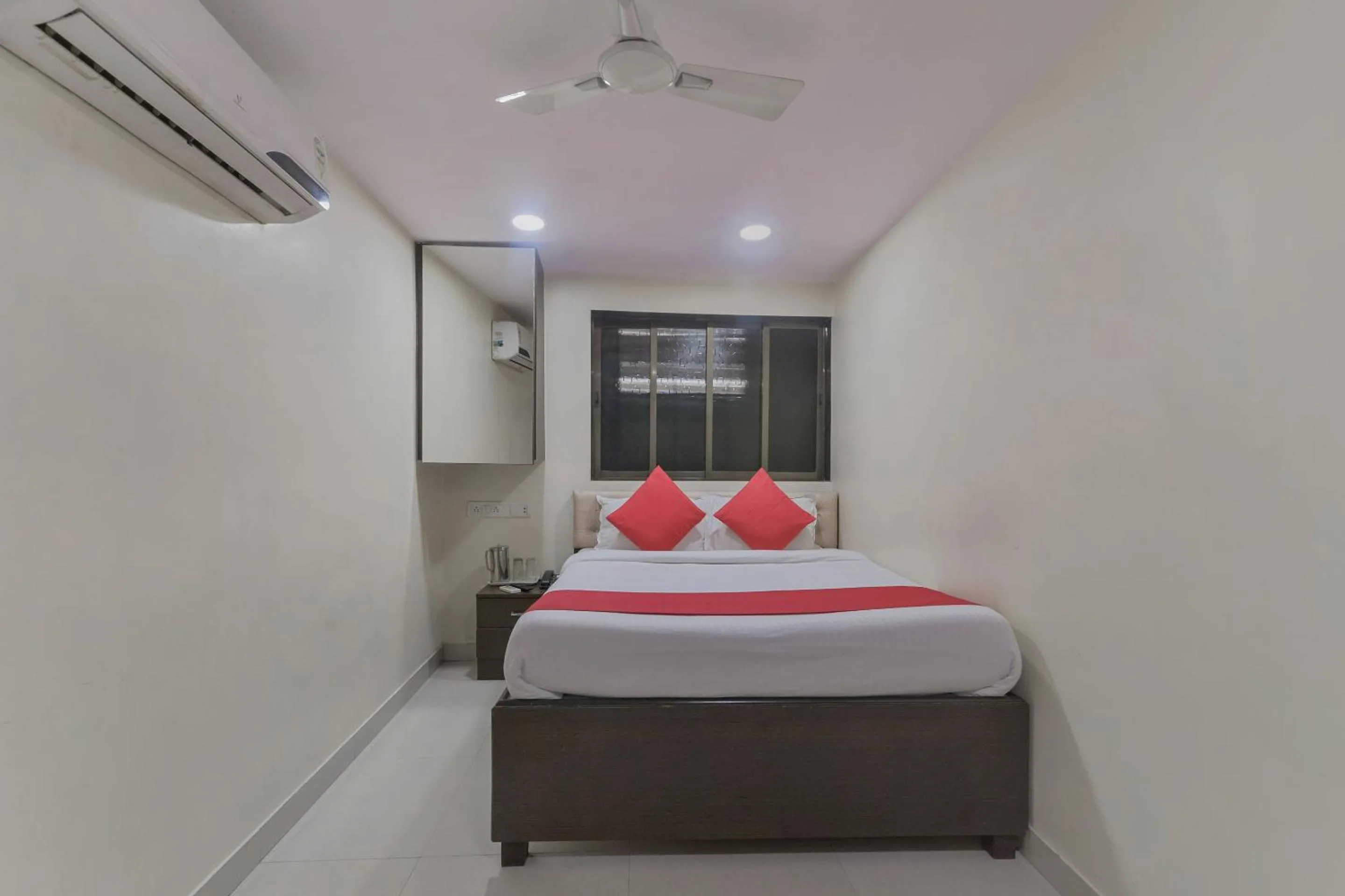Bedroom in Hotel O Ak Palace Near Chhatrapati Shivaji International Airport