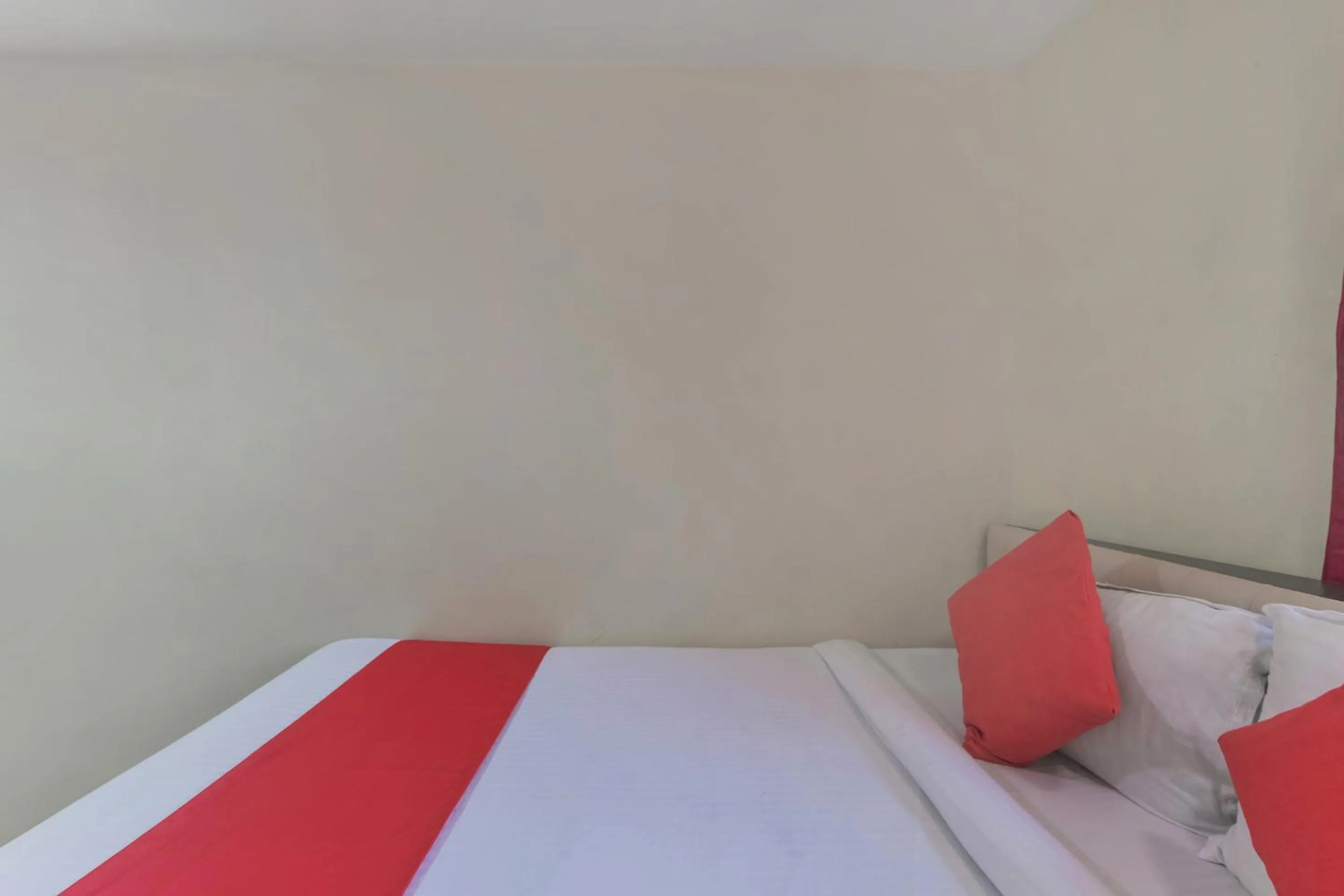 Bedroom in Hotel O Ak Palace Near Chhatrapati Shivaji International Airport