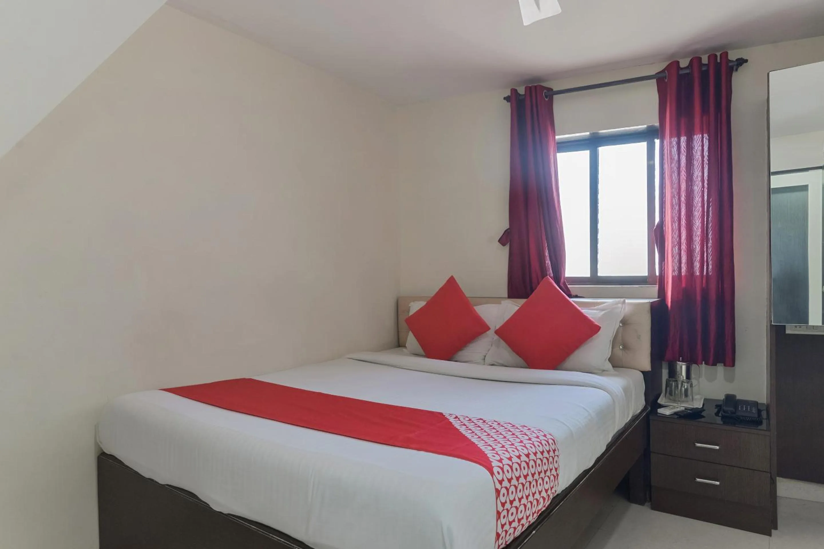 Bedroom in Hotel O Ak Palace Near Chhatrapati Shivaji International Airport