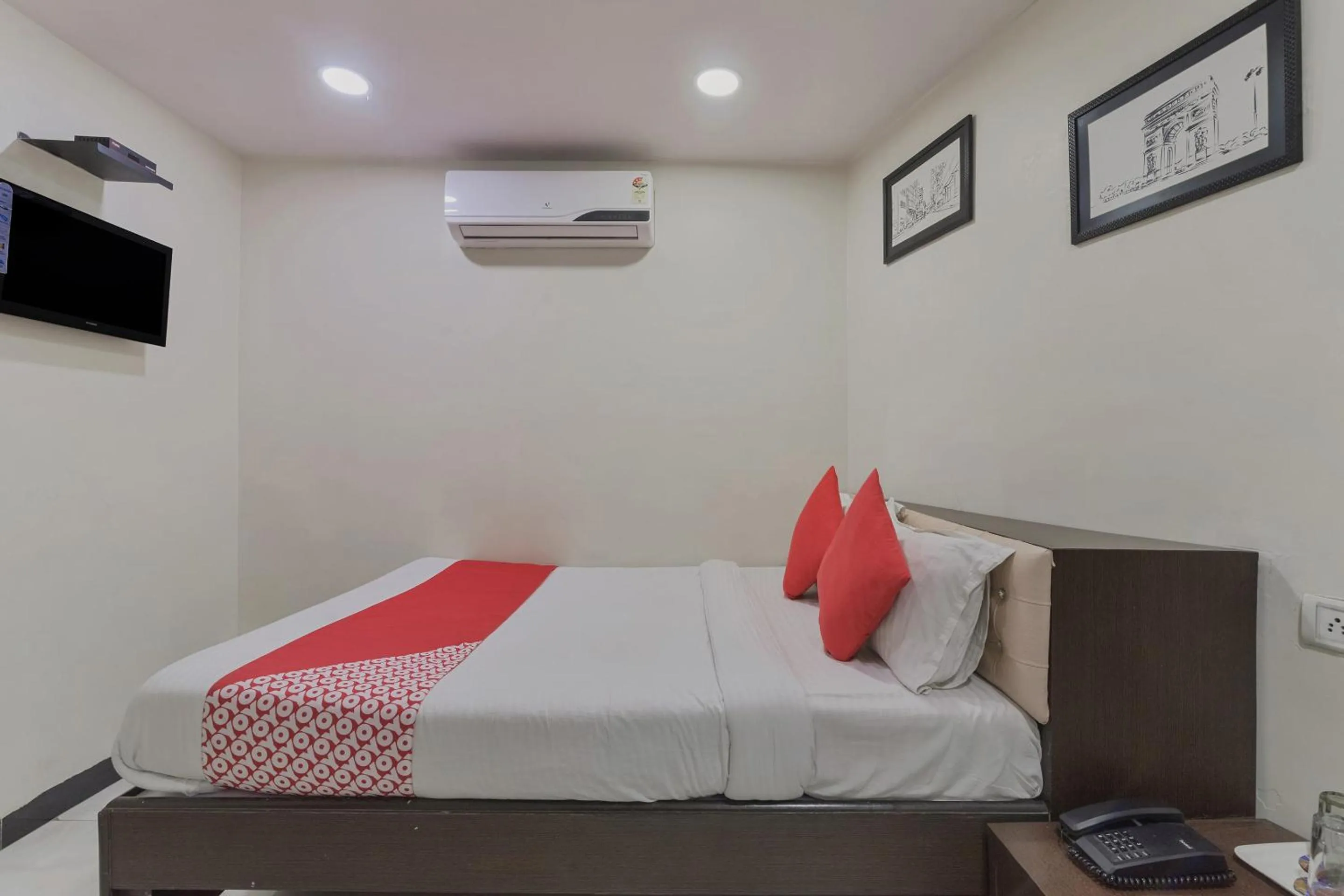 Bedroom in Hotel O Ak Palace Near Chhatrapati Shivaji International Airport