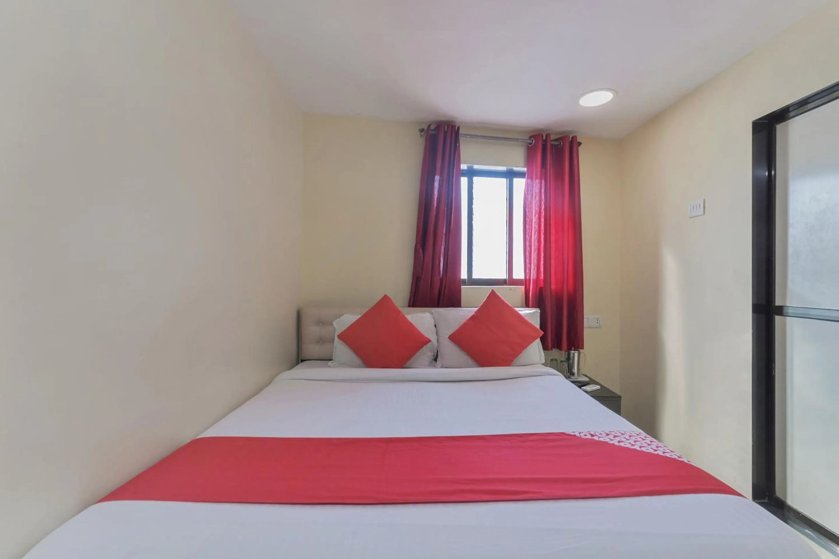 Bedroom in Hotel O Ak Palace Near Chhatrapati Shivaji International Airport