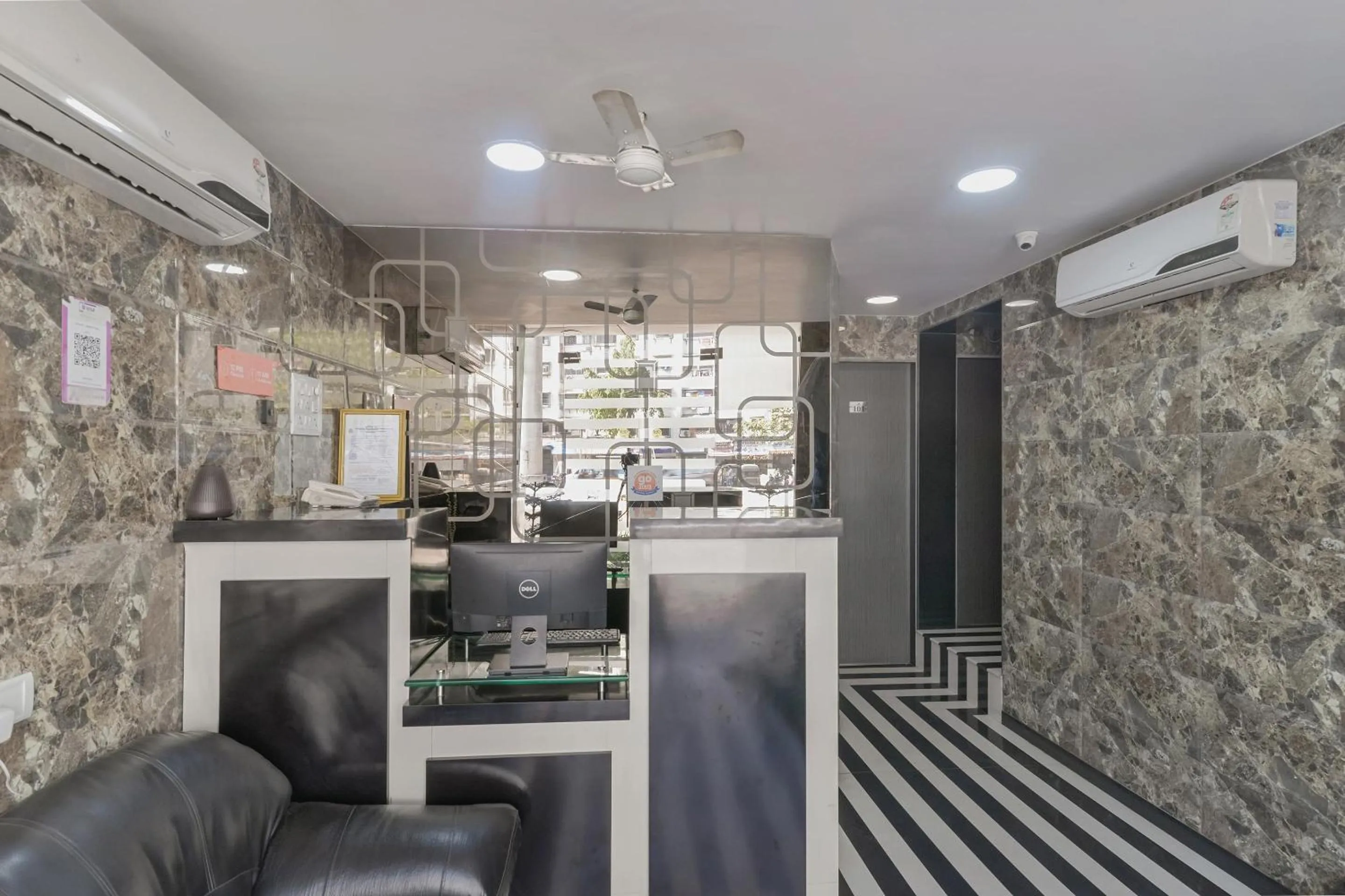 Lobby or reception in Hotel O Ak Palace Near Chhatrapati Shivaji International Airport