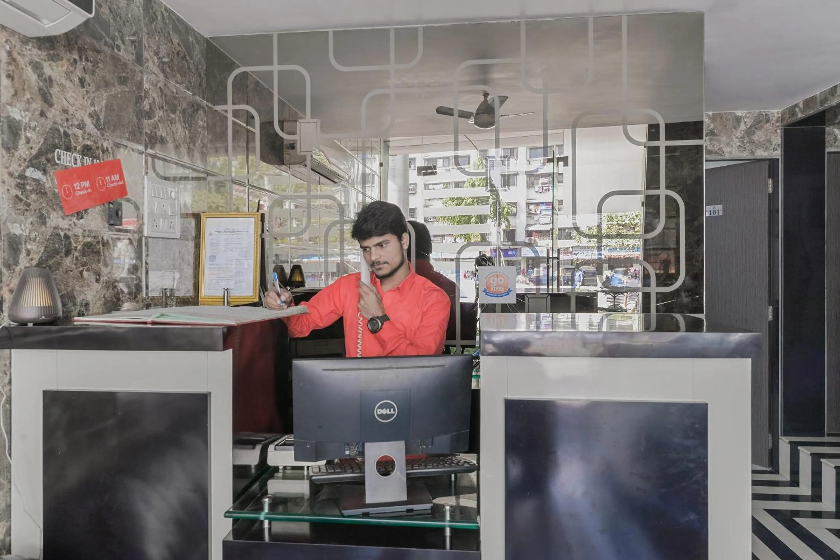 Lobby or reception in Hotel O by OYO Ak Palace Near Chhatrapati Shivaji International Airport