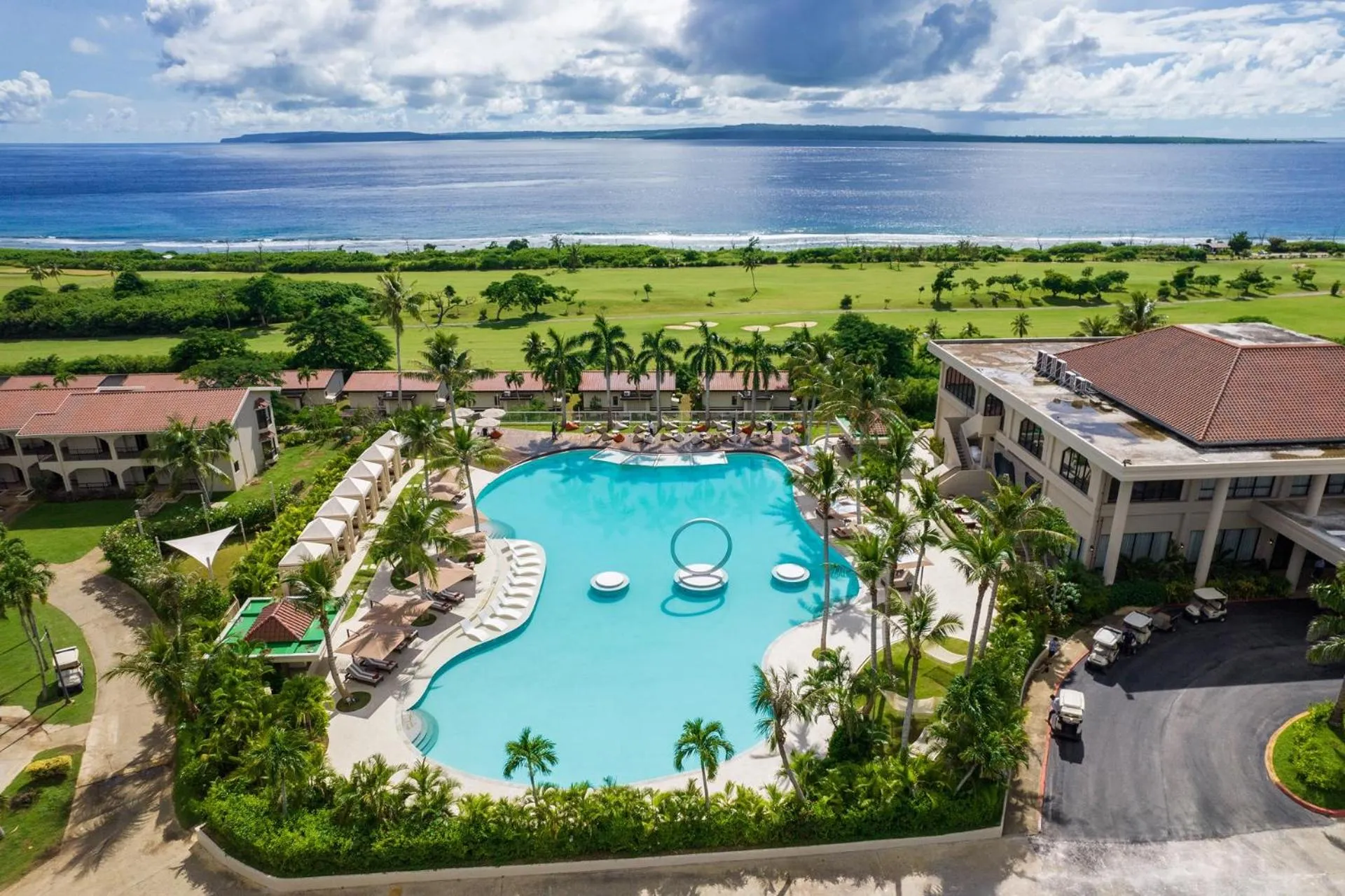 Swimming pool in Coral Ocean Resort