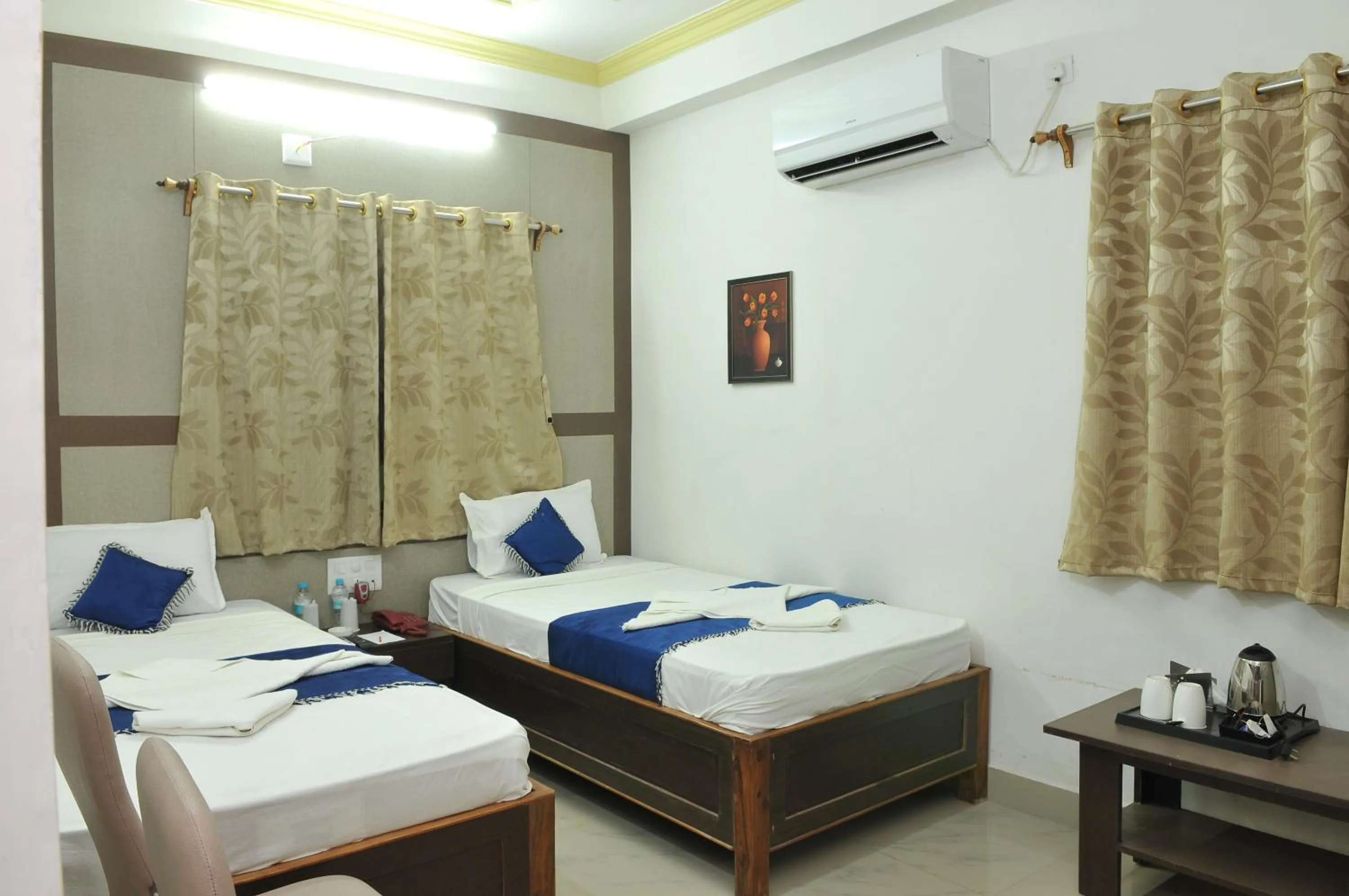 Shower, Bed in New Hotel Shiva