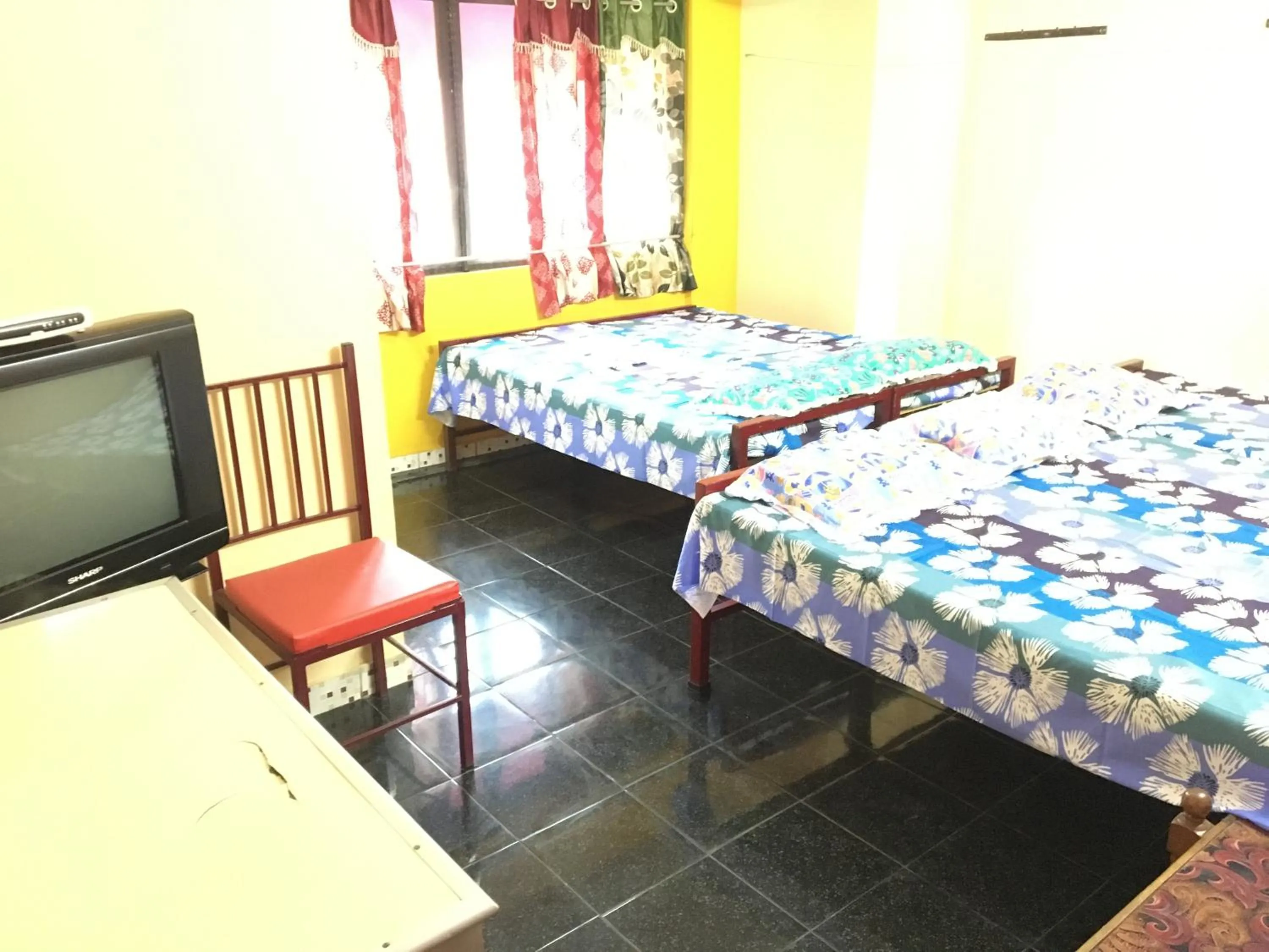 Photo of the whole room, Bed in Pleasant Inn