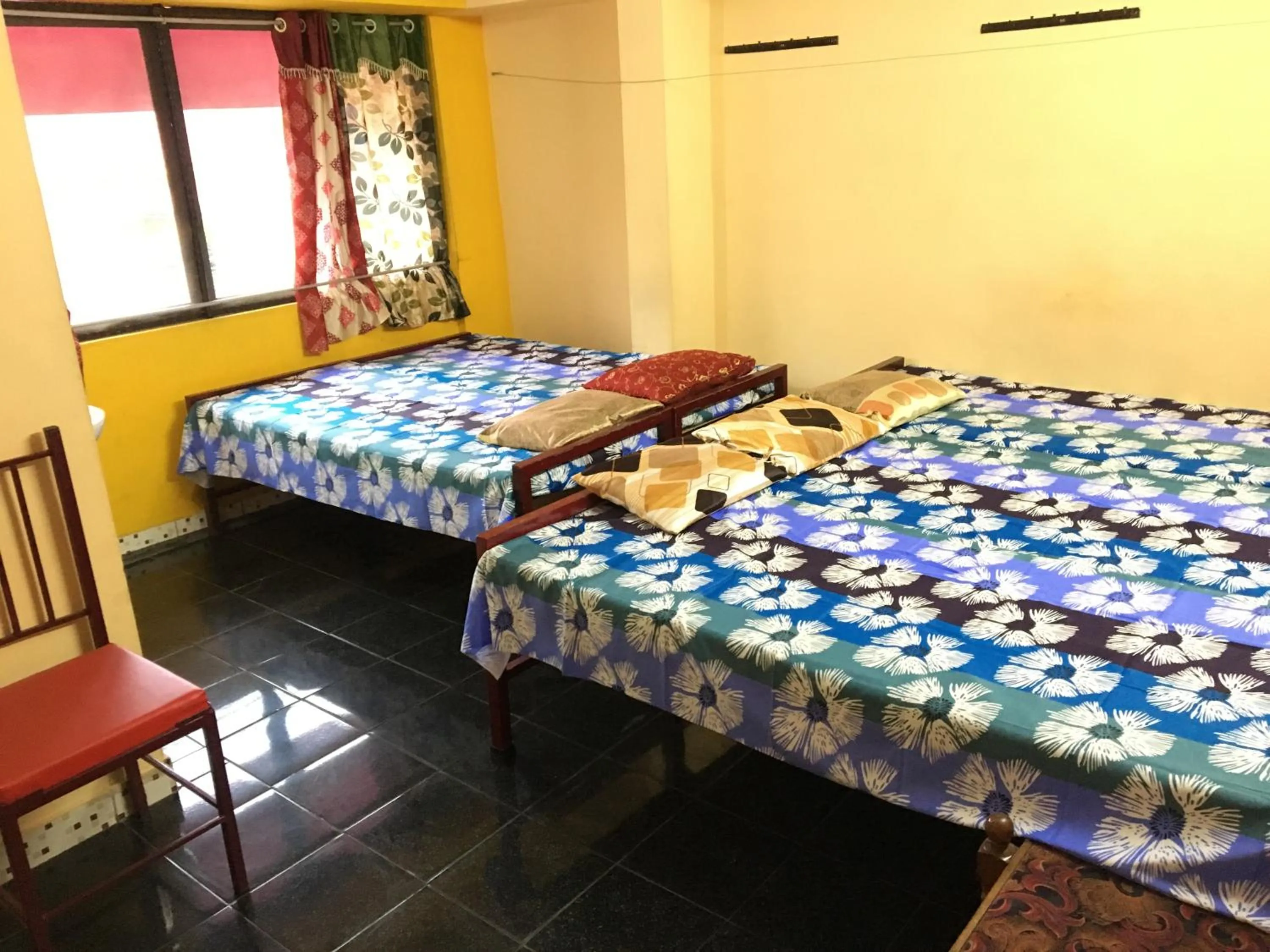 Photo of the whole room, Bed in Pleasant Inn