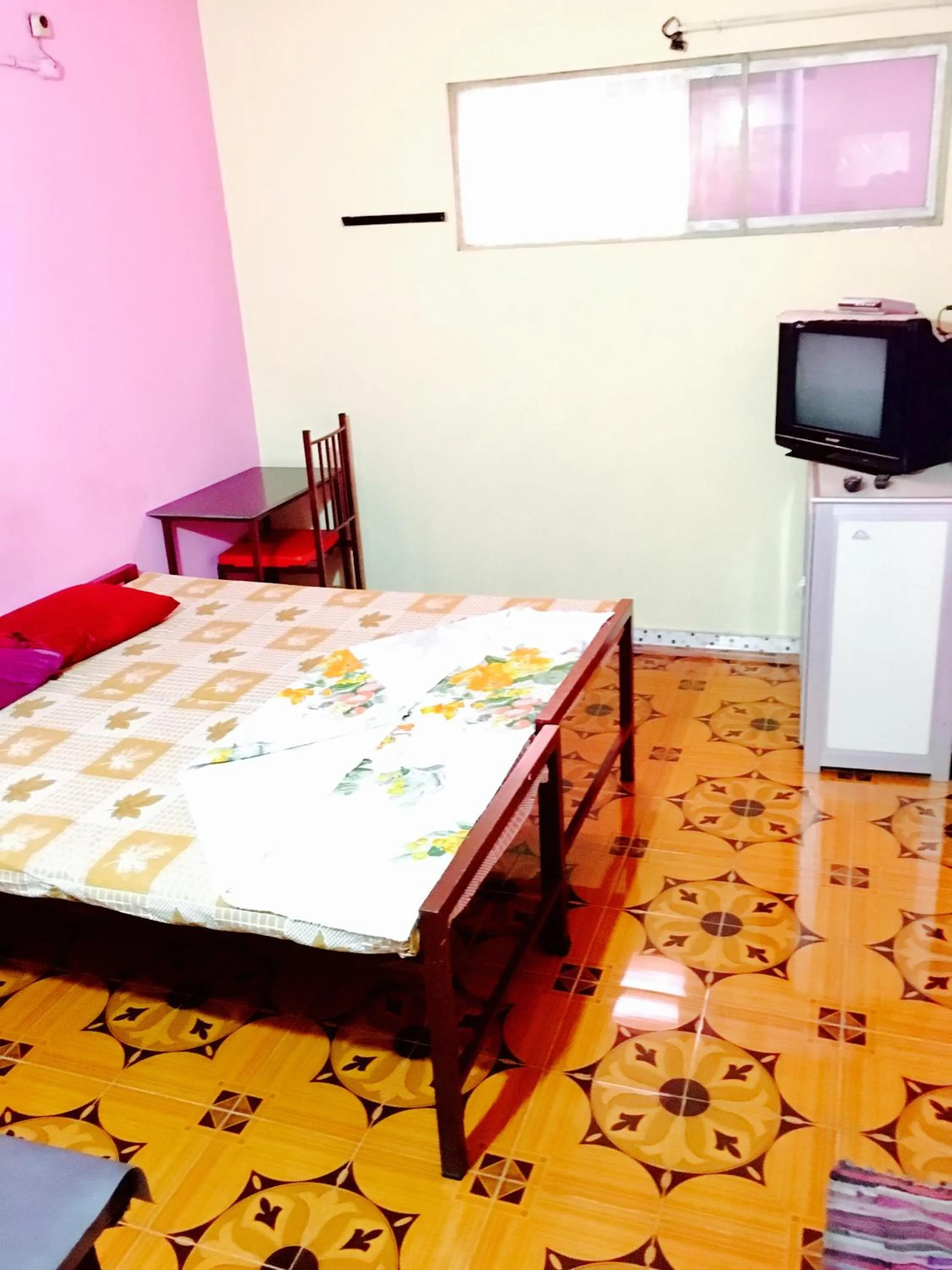 Photo of the whole room, Bed in Pleasant Inn