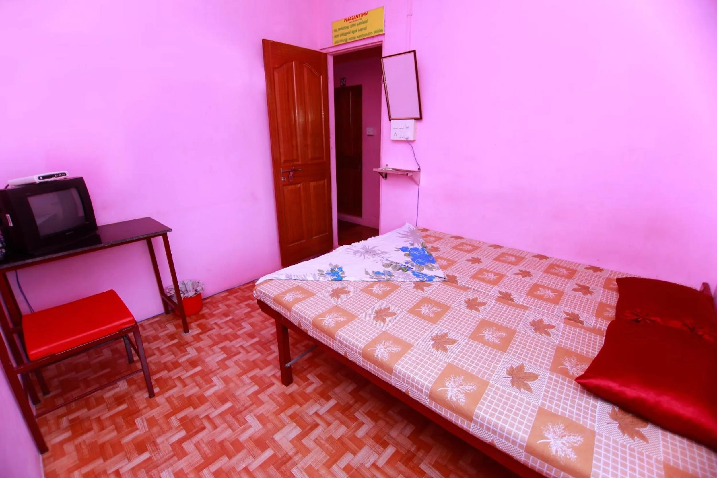 Photo of the whole room, Bed in Pleasant Inn