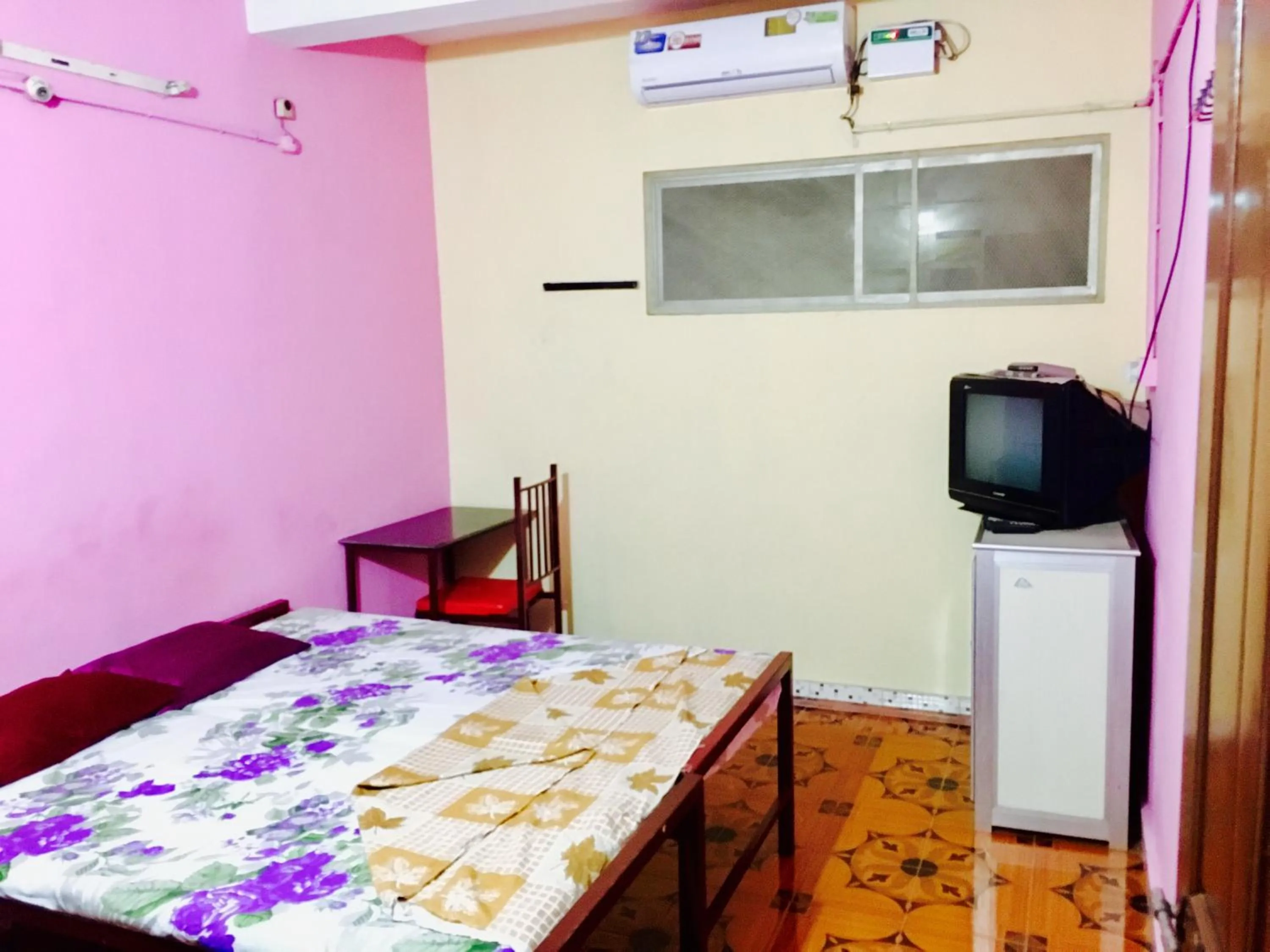 Photo of the whole room, Bed in Pleasant Inn