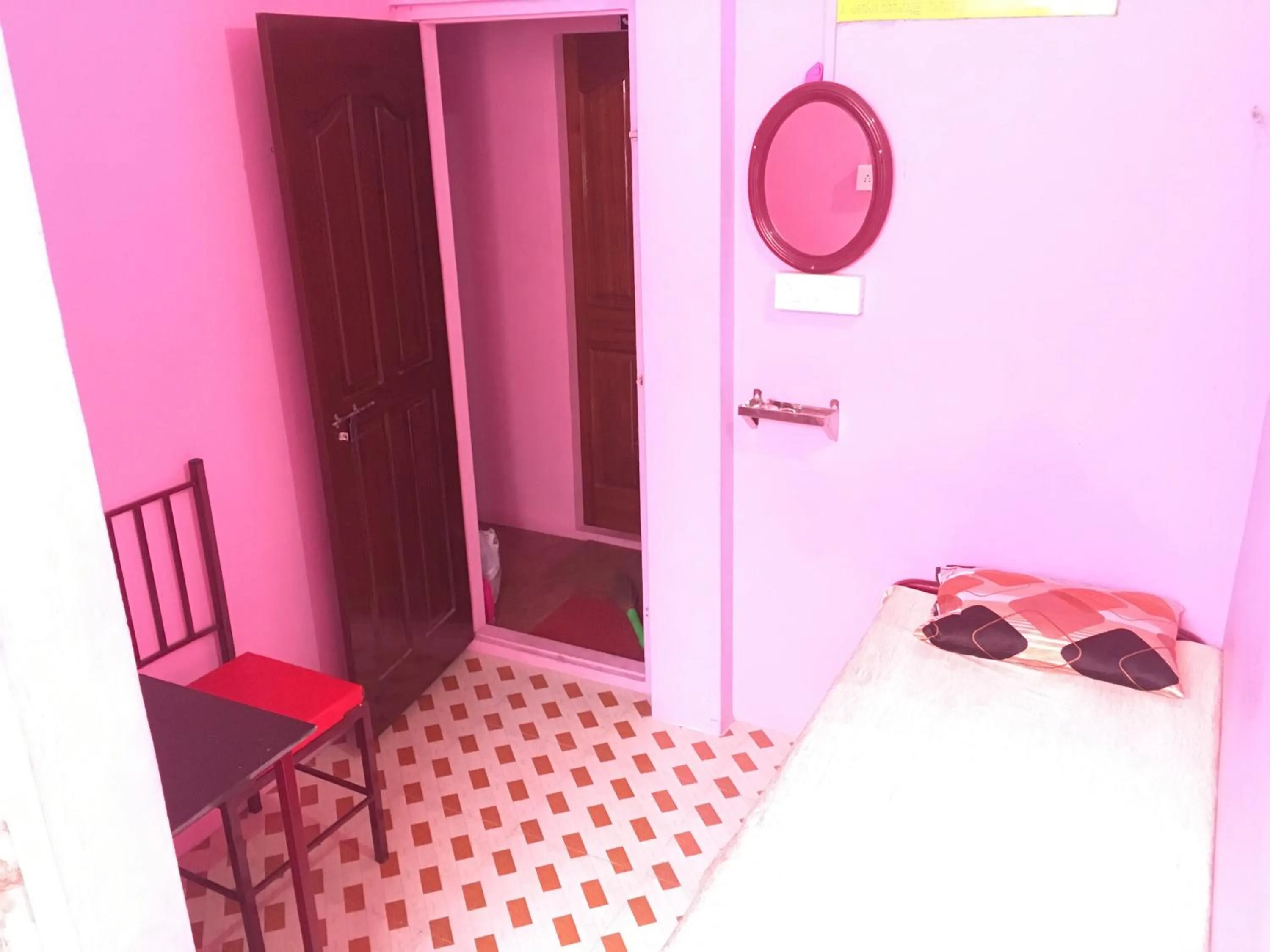 Photo of the whole room, Bed in Pleasant Inn