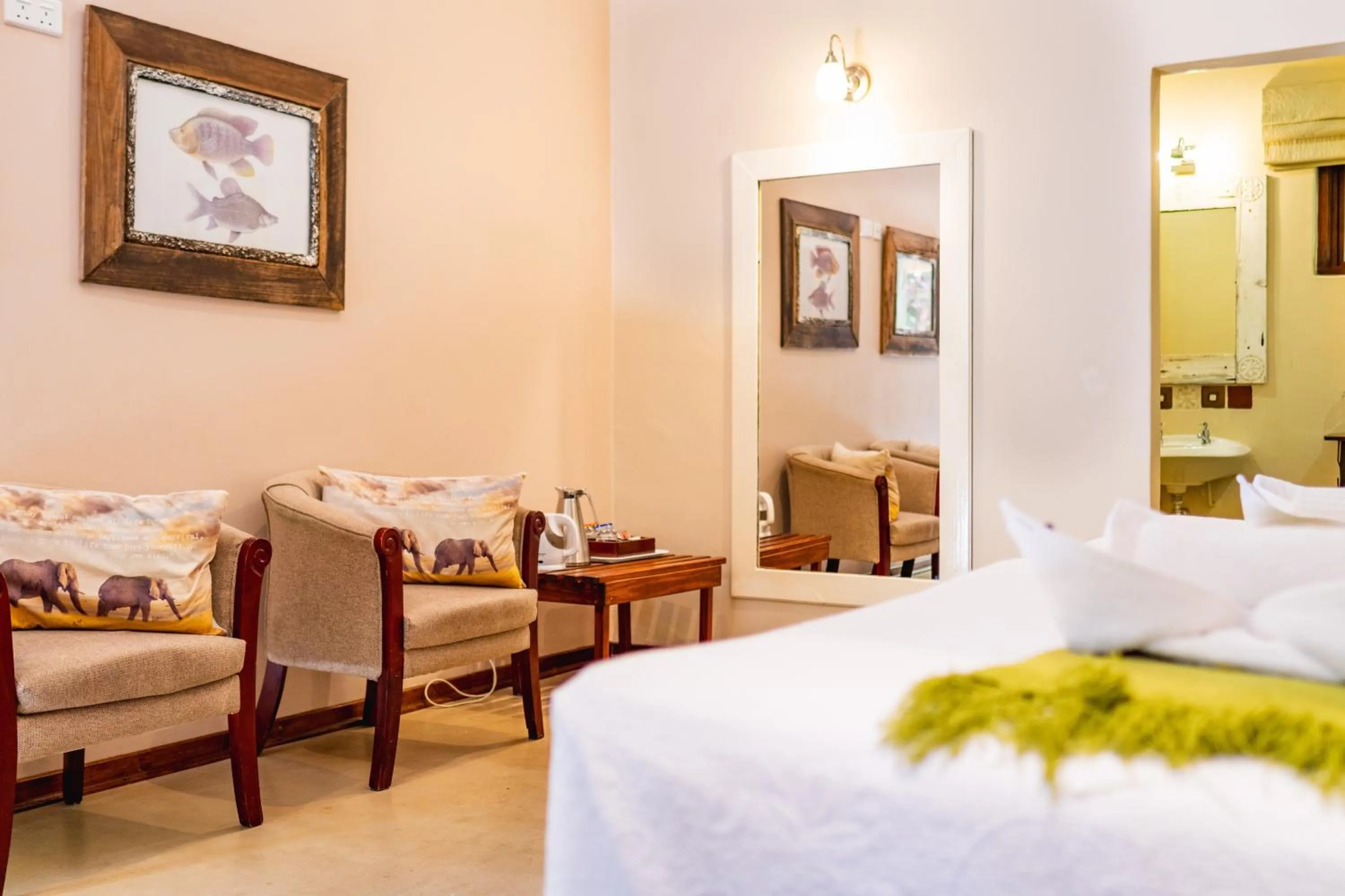 Seating area, Bed in Bayete Guest Lodge