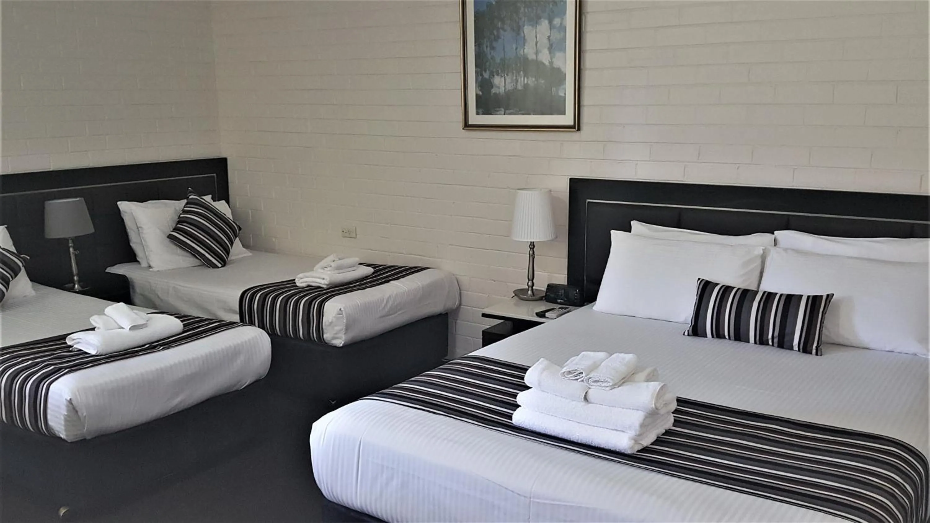 Bed in Hibiscus Lakeside Motel