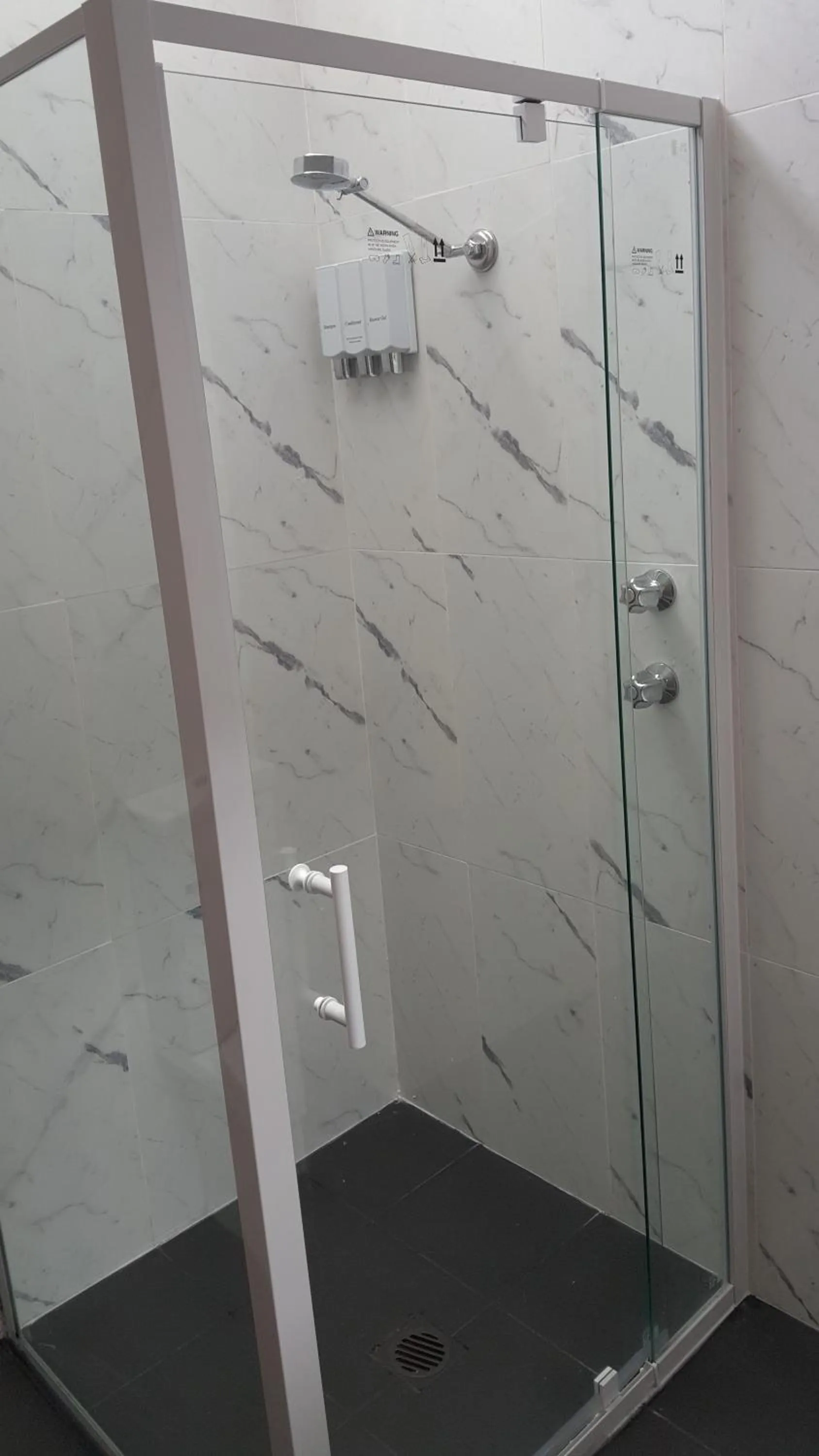 Shower in Hibiscus Lakeside Motel