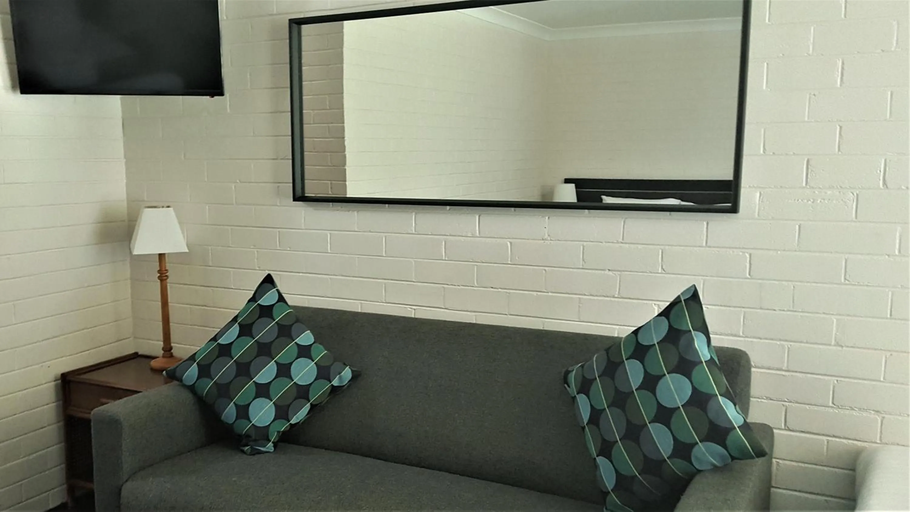 Seating area in Hibiscus Lakeside Motel