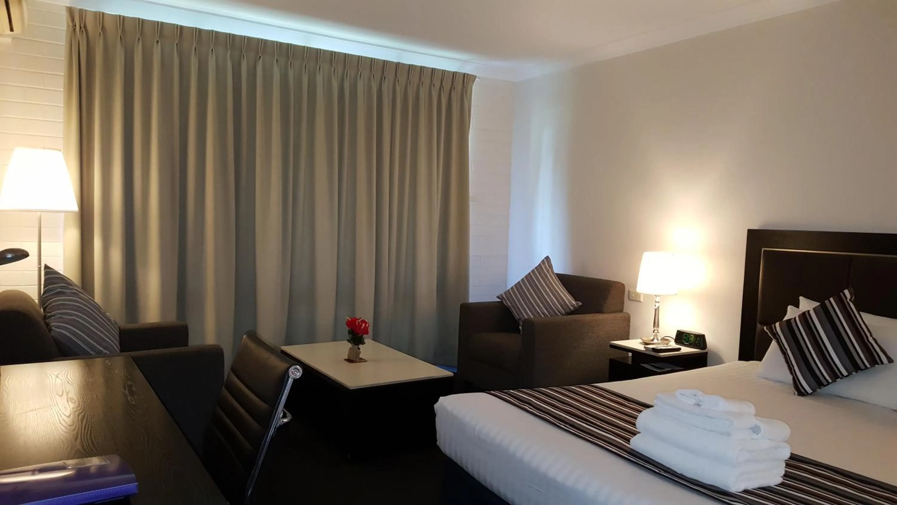 Seating area, Bed in Hibiscus Lakeside Motel