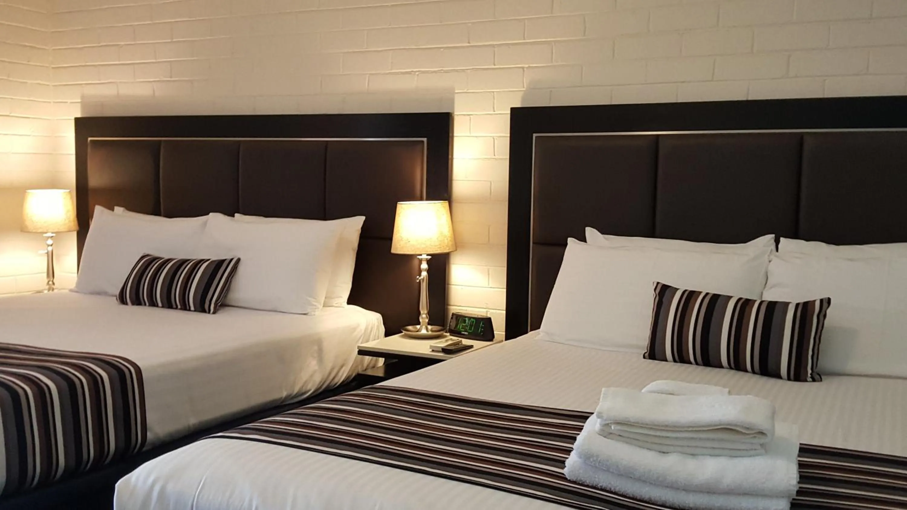 Bedroom, Bed in Hibiscus Lakeside Motel