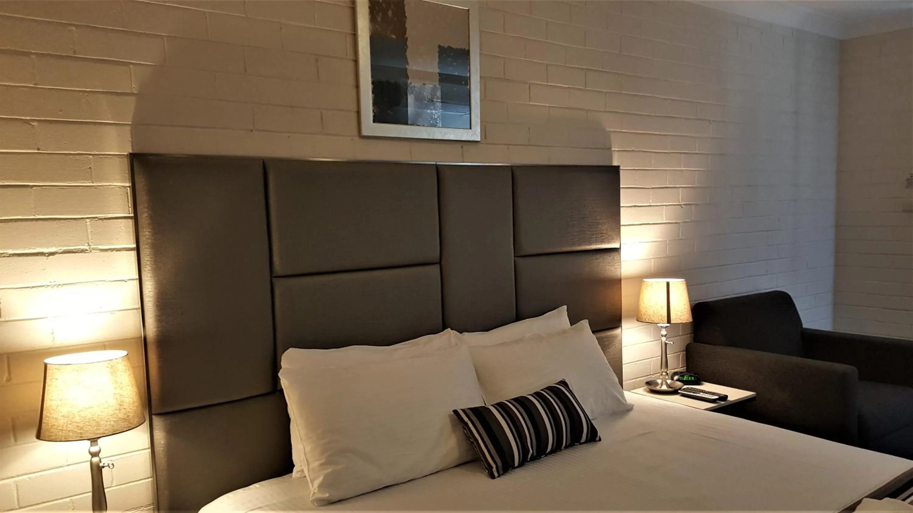 Bed in Hibiscus Lakeside Motel