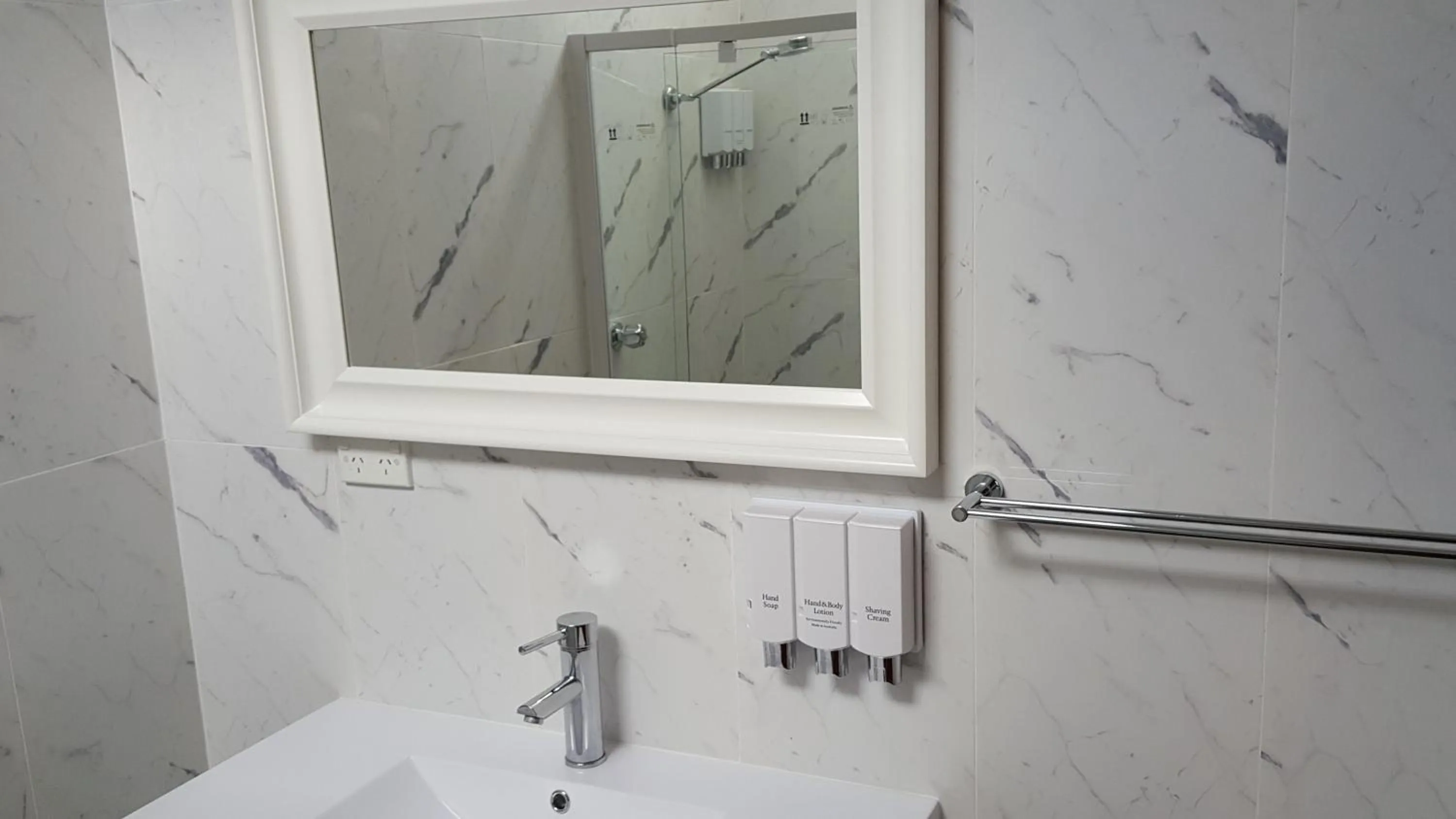 Bathroom in Hibiscus Lakeside Motel