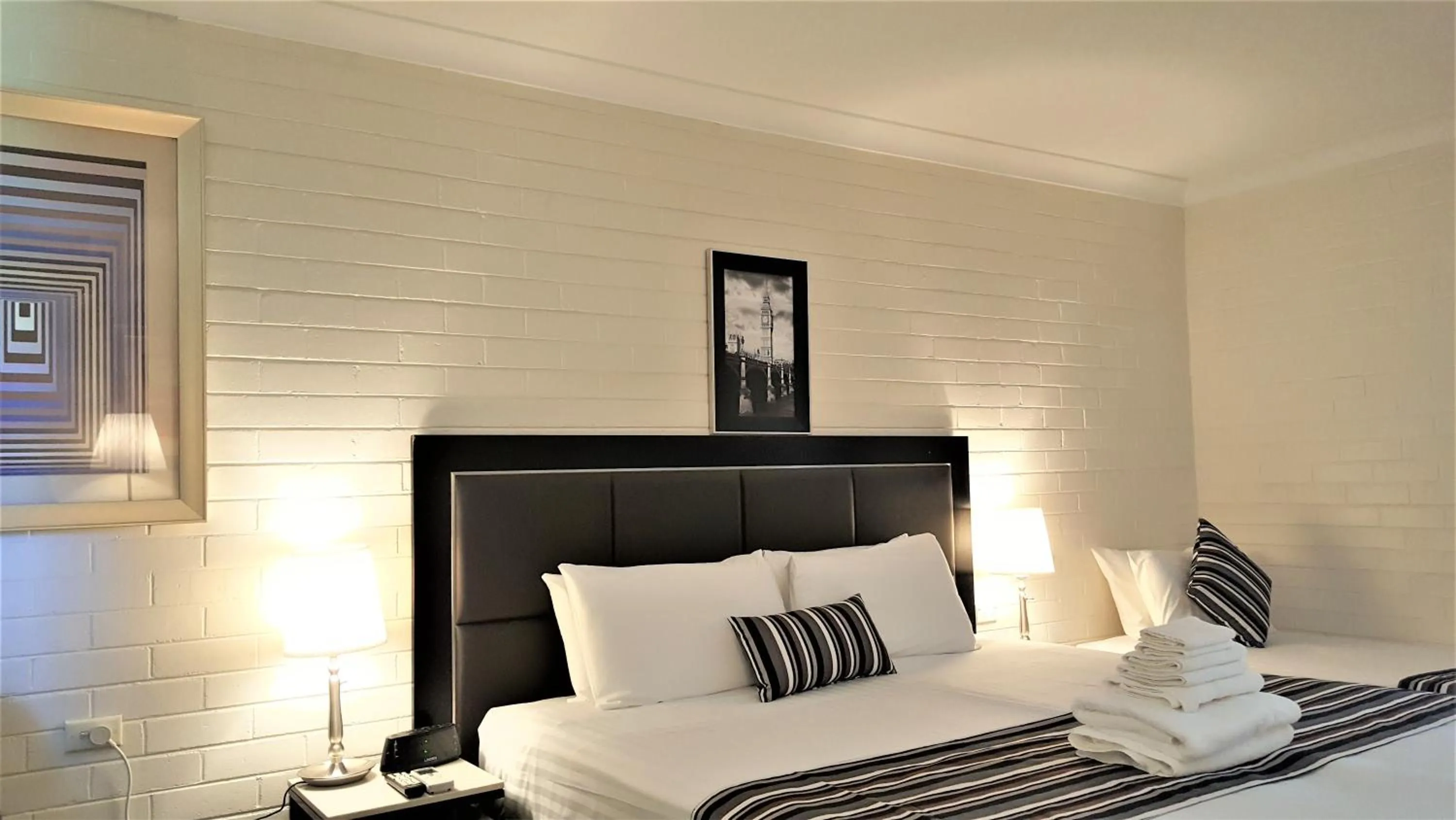 Bed in Hibiscus Lakeside Motel