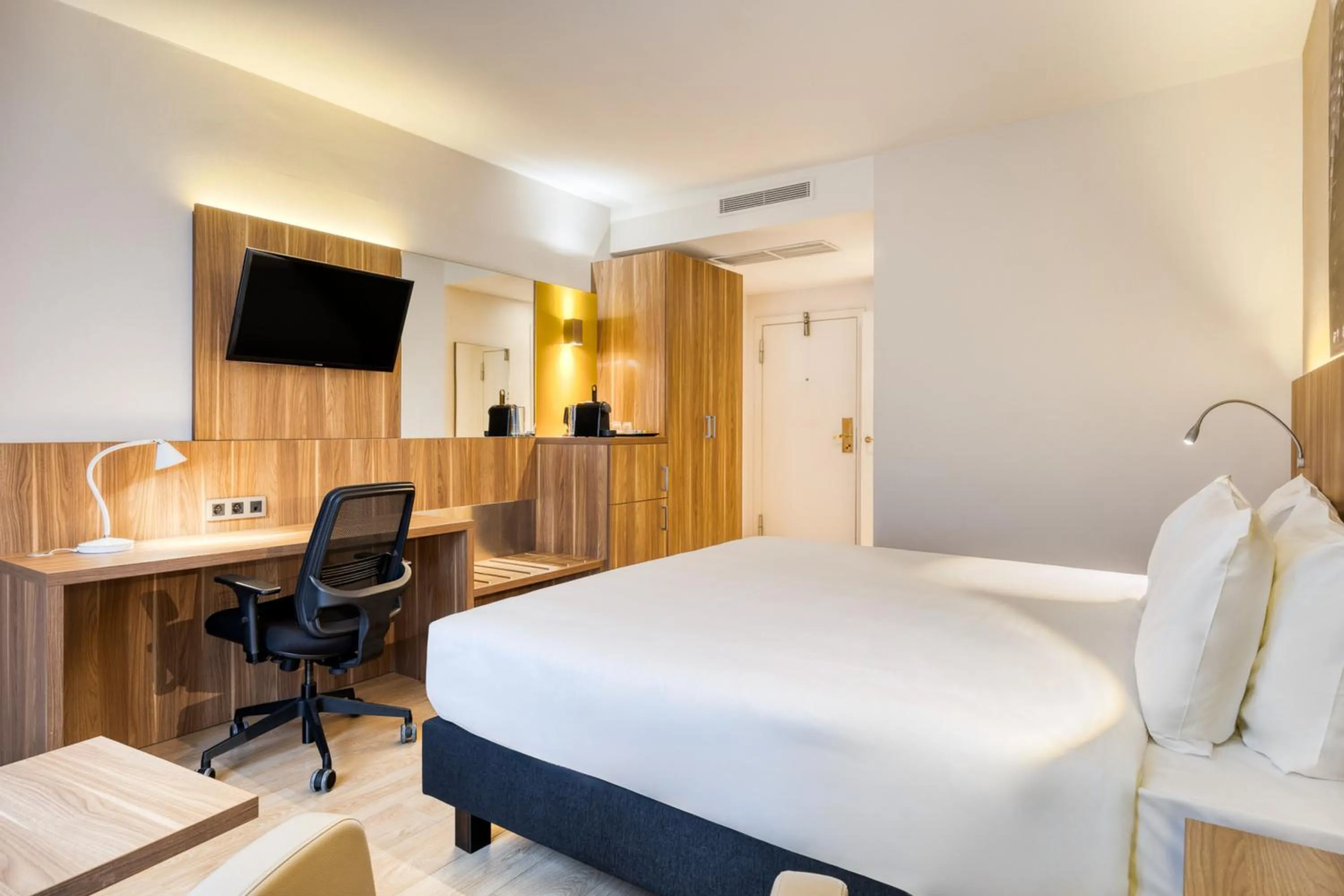 Photo of the whole room, Bed in Holiday Inn Brussels Schuman by IHG