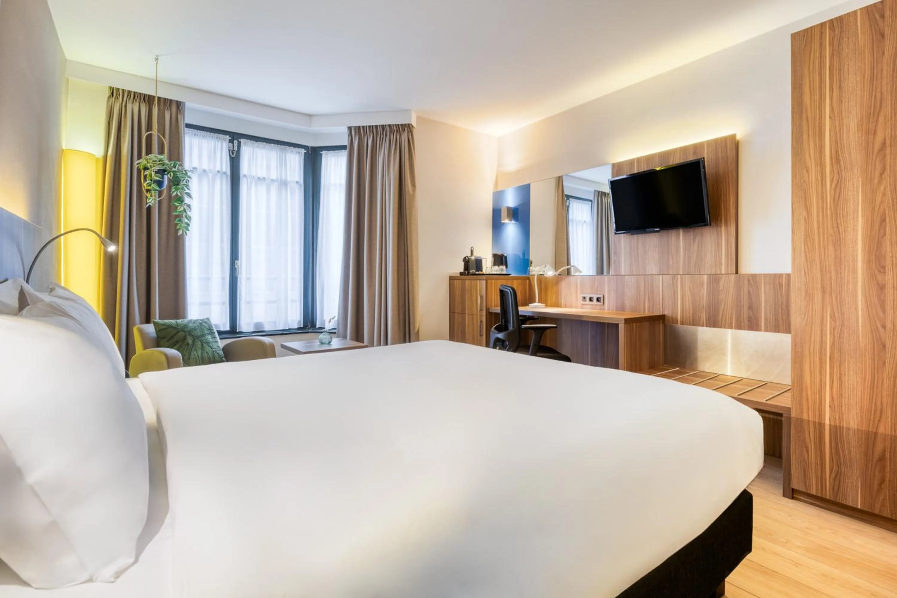 Photo of the whole room, Bed in Holiday Inn Brussels Schuman by IHG