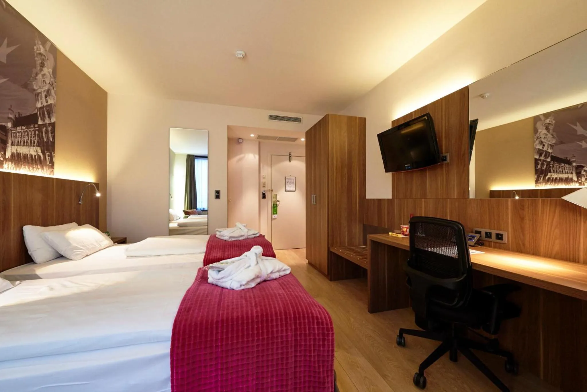 Photo of the whole room, Bed in Holiday Inn Brussels Schuman by IHG