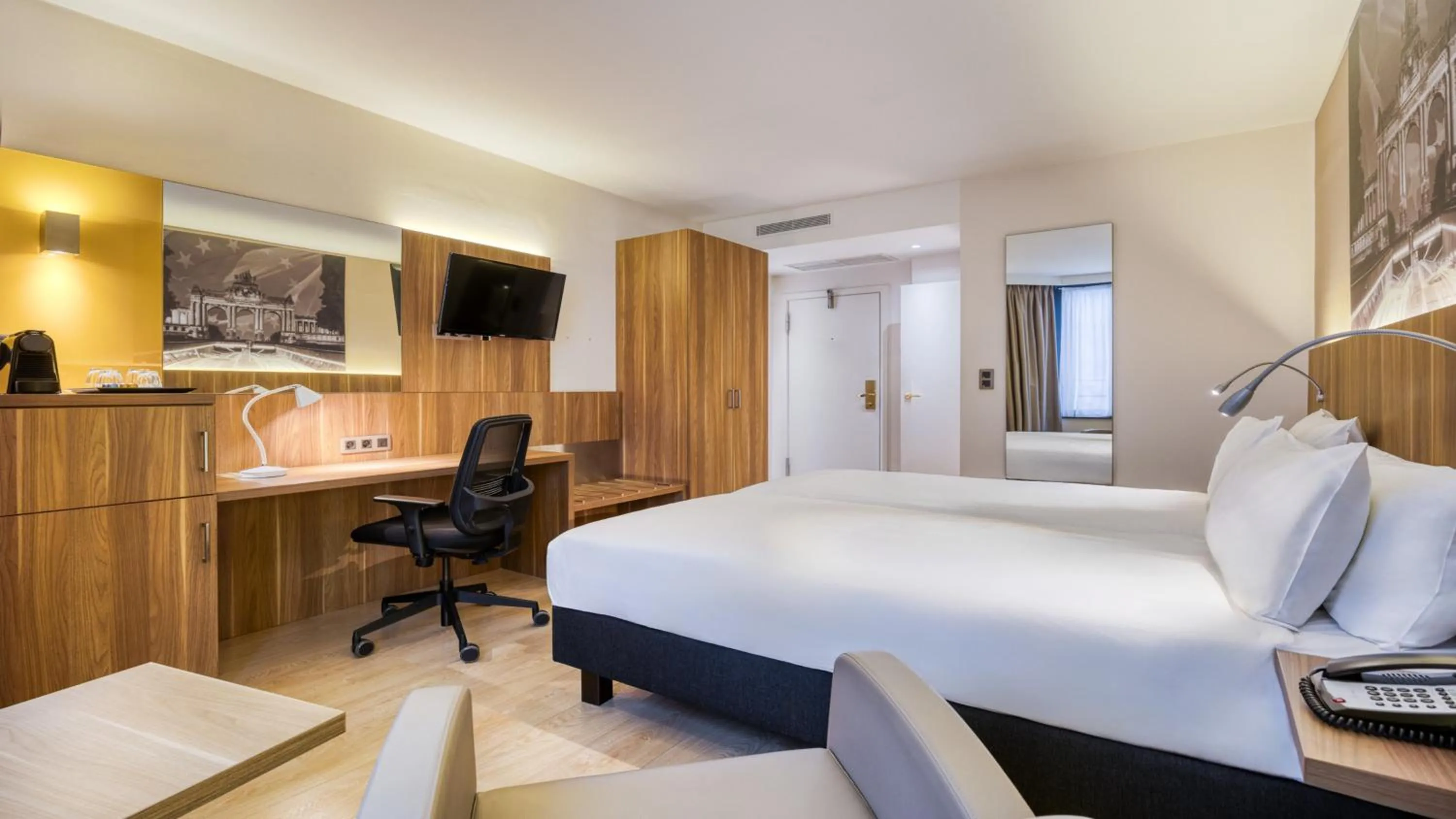 Photo of the whole room, Bed in Holiday Inn Brussels Schuman by IHG