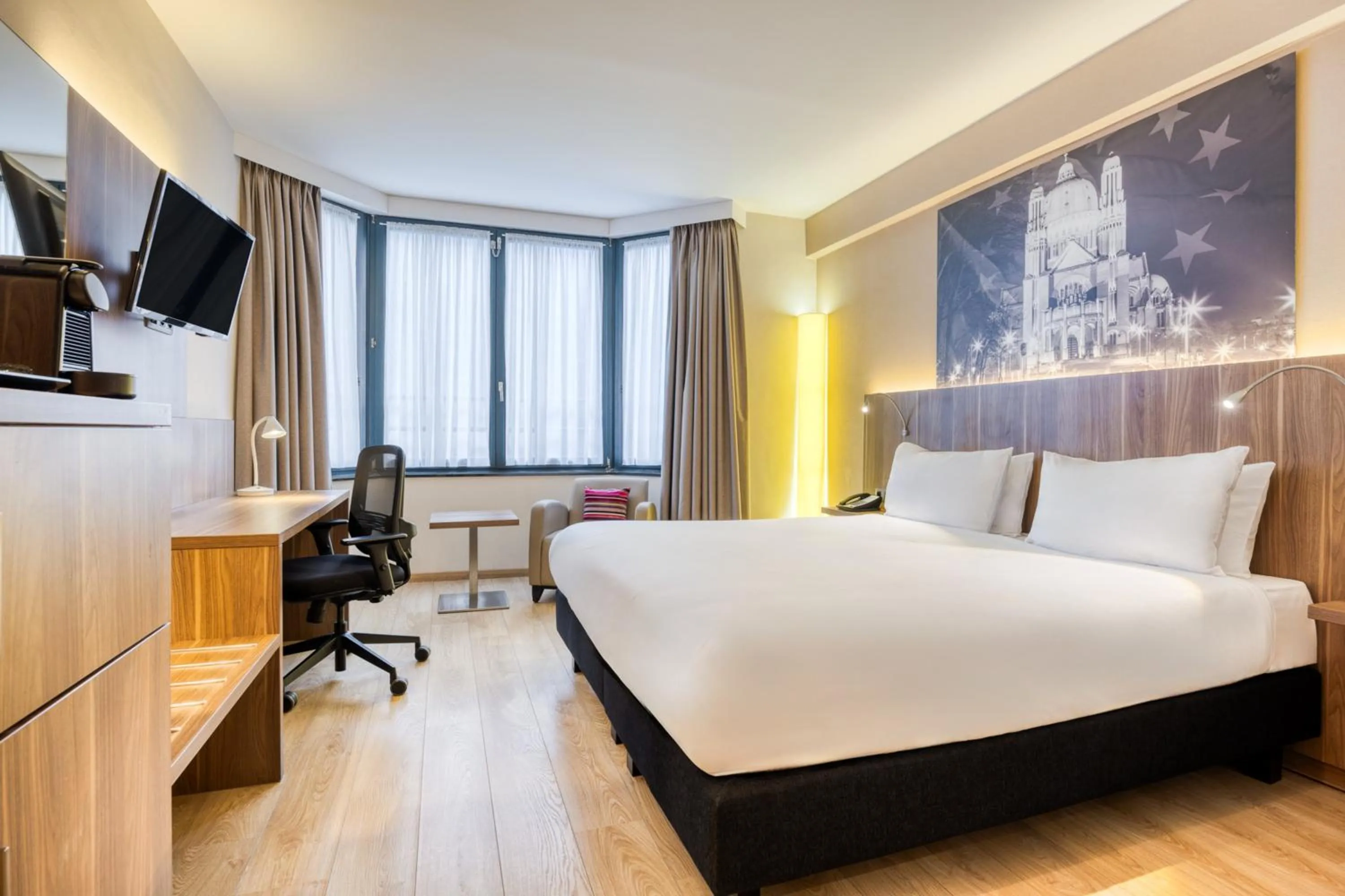 Photo of the whole room, Bed in Holiday Inn Brussels Schuman by IHG