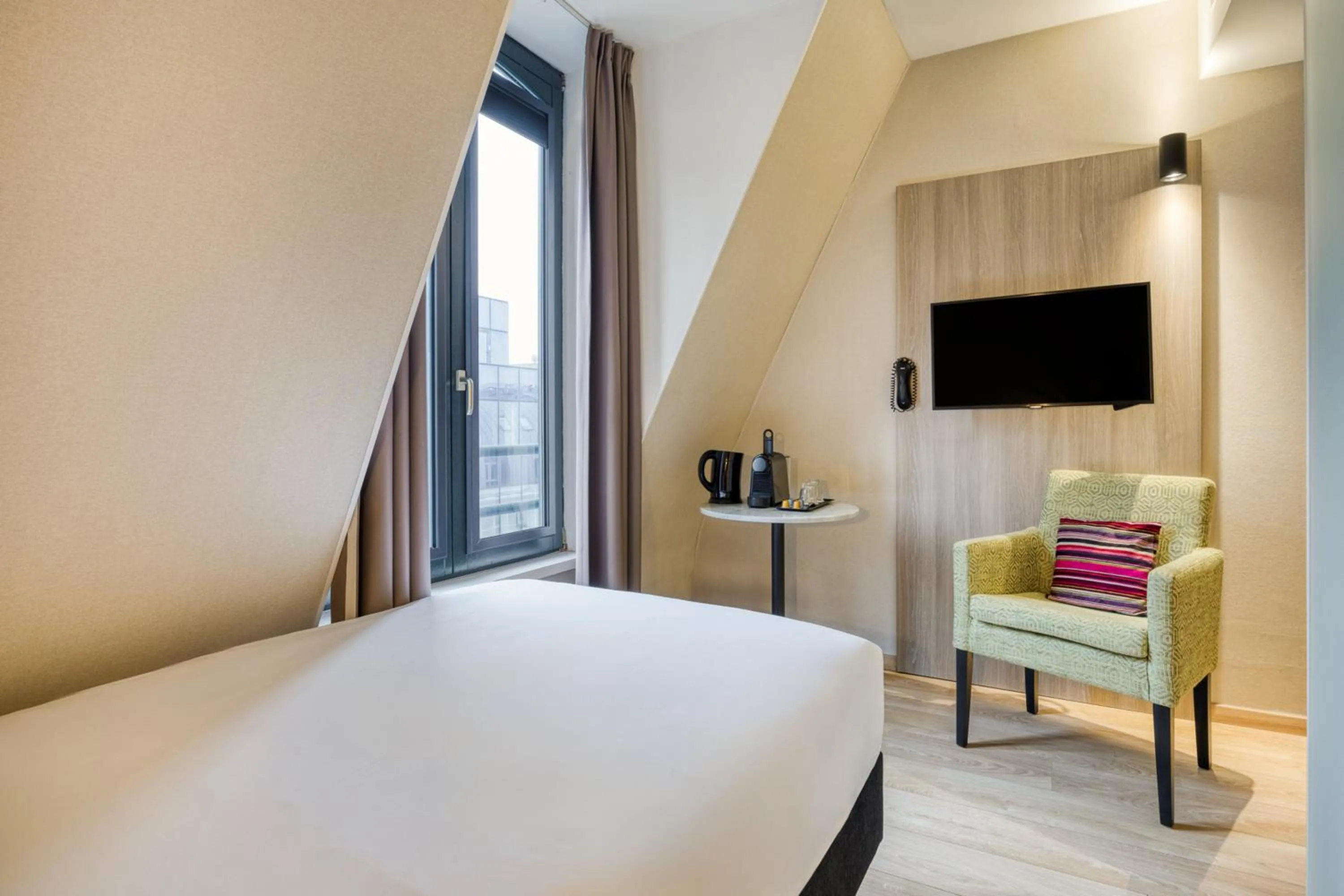 Photo of the whole room, Bed in Holiday Inn Brussels Schuman by IHG