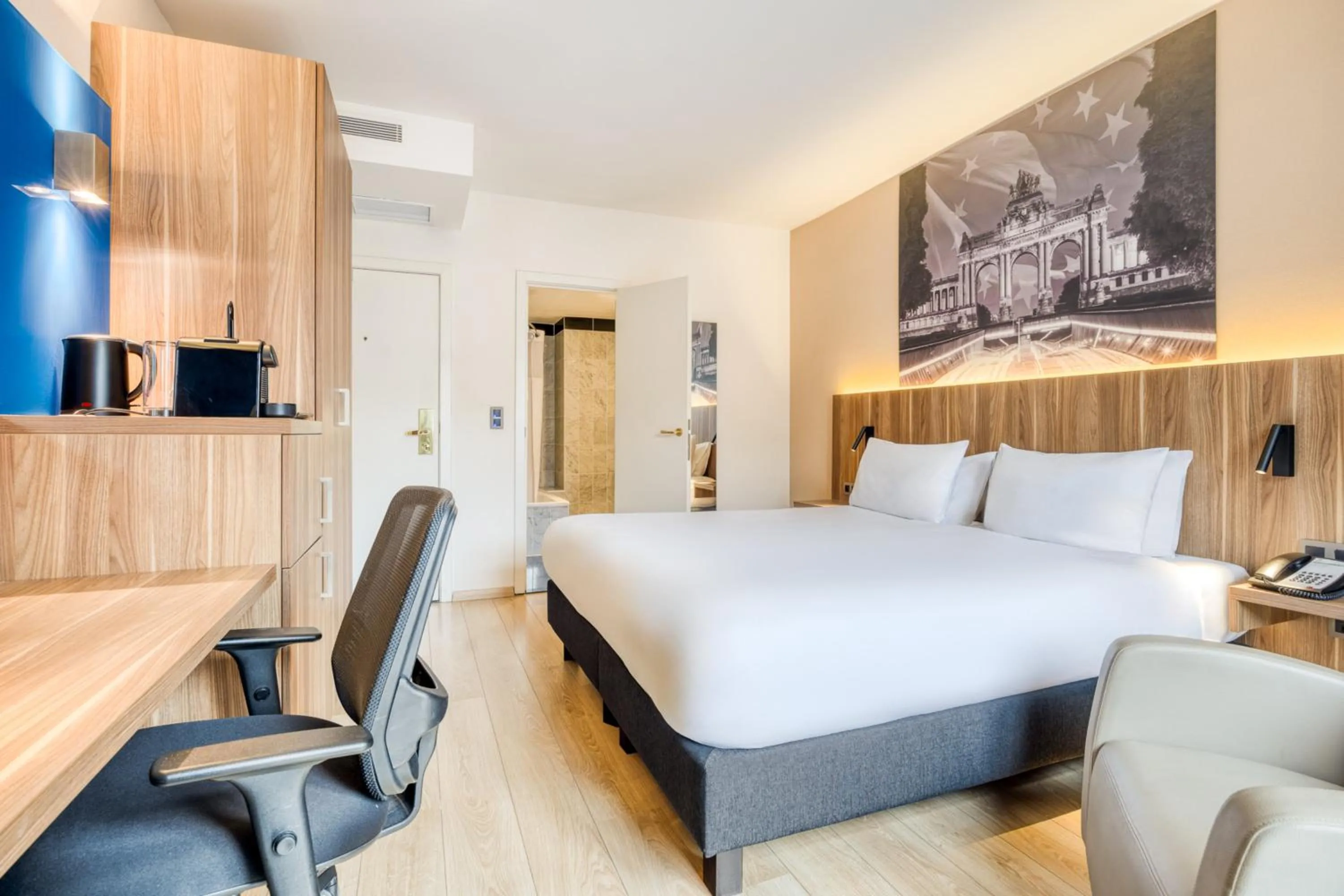 Photo of the whole room, Bed in Holiday Inn Brussels Schuman by IHG