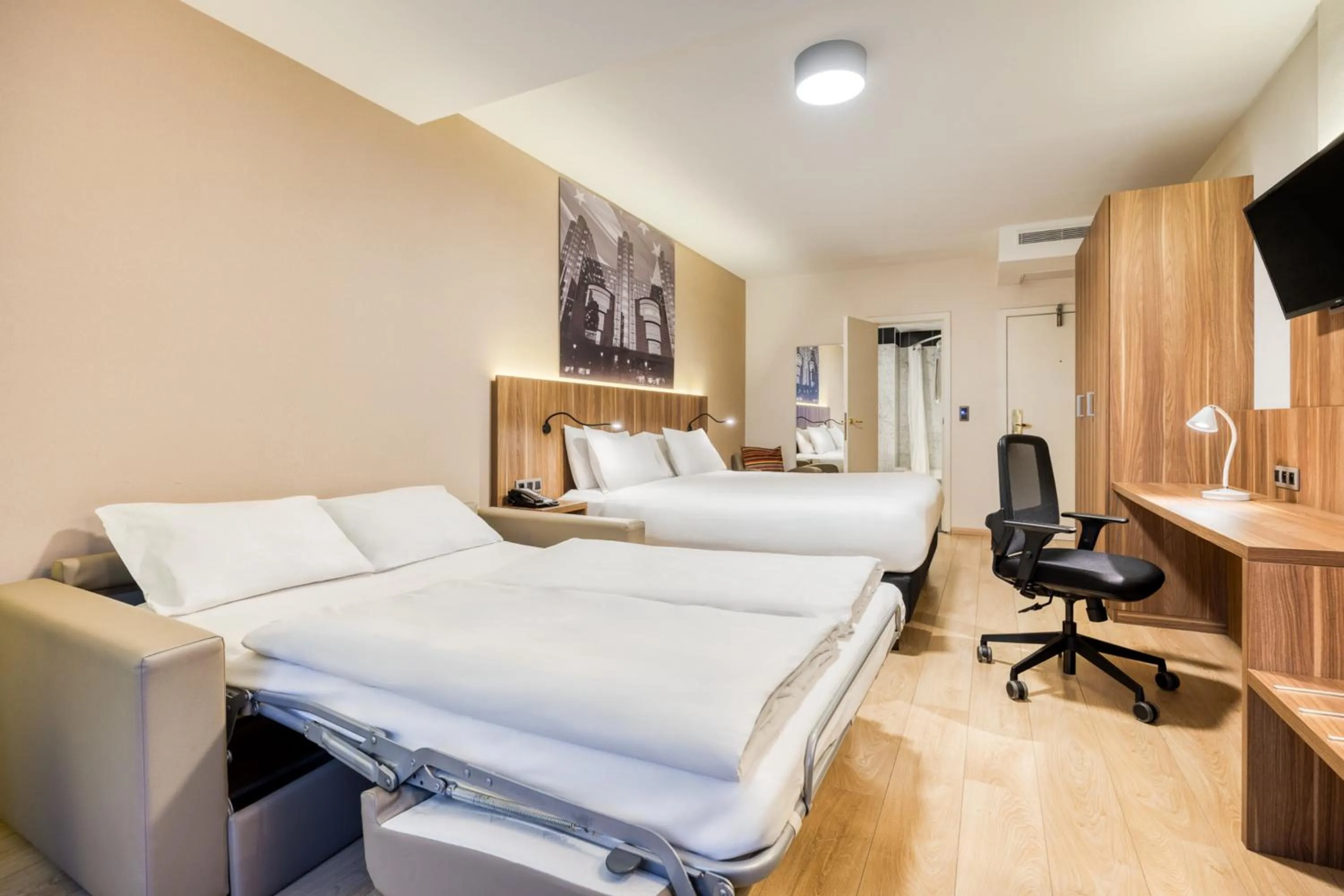 Photo of the whole room, Bed in Holiday Inn Brussels Schuman by IHG