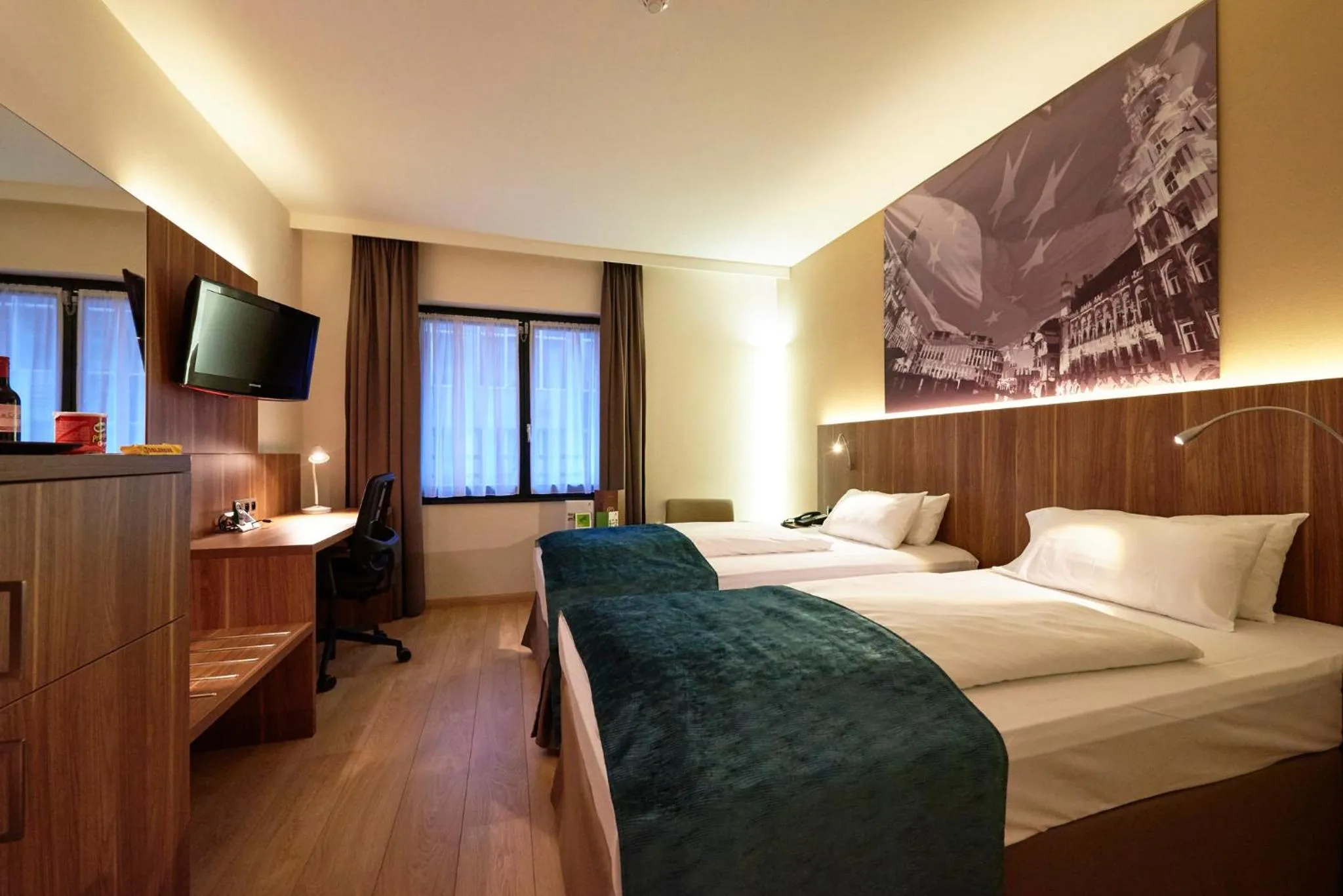 Photo of the whole room, Bed in Holiday Inn Brussels Schuman by IHG