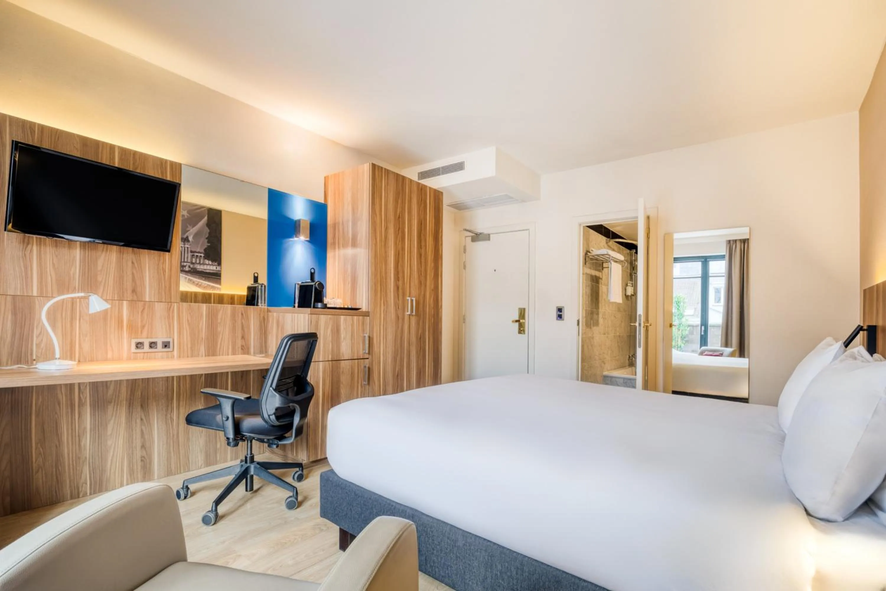 Photo of the whole room, Bed in Holiday Inn Brussels Schuman by IHG