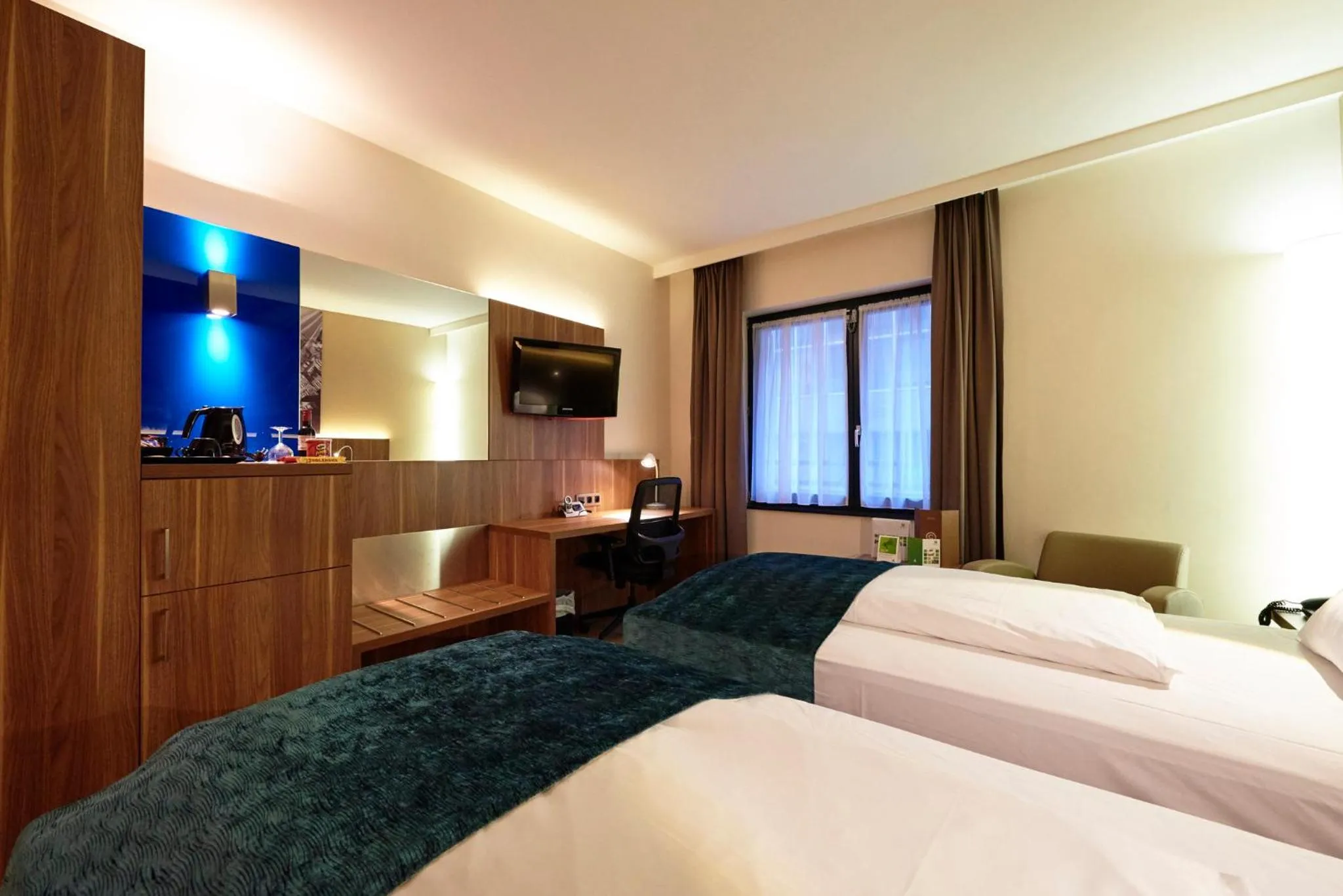 Photo of the whole room, Bed in Holiday Inn Brussels Schuman by IHG