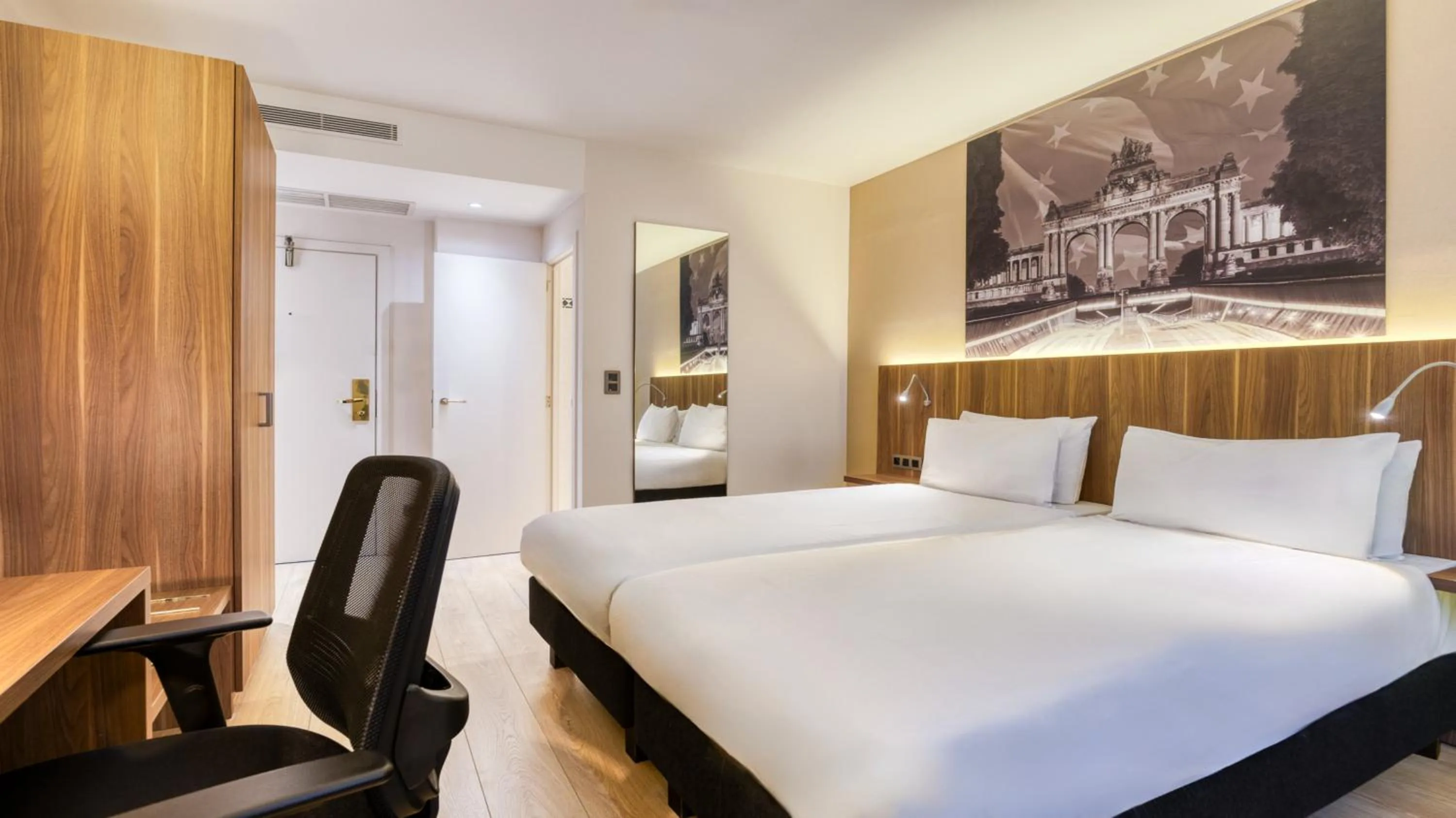 Photo of the whole room, Bed in Holiday Inn Brussels Schuman by IHG