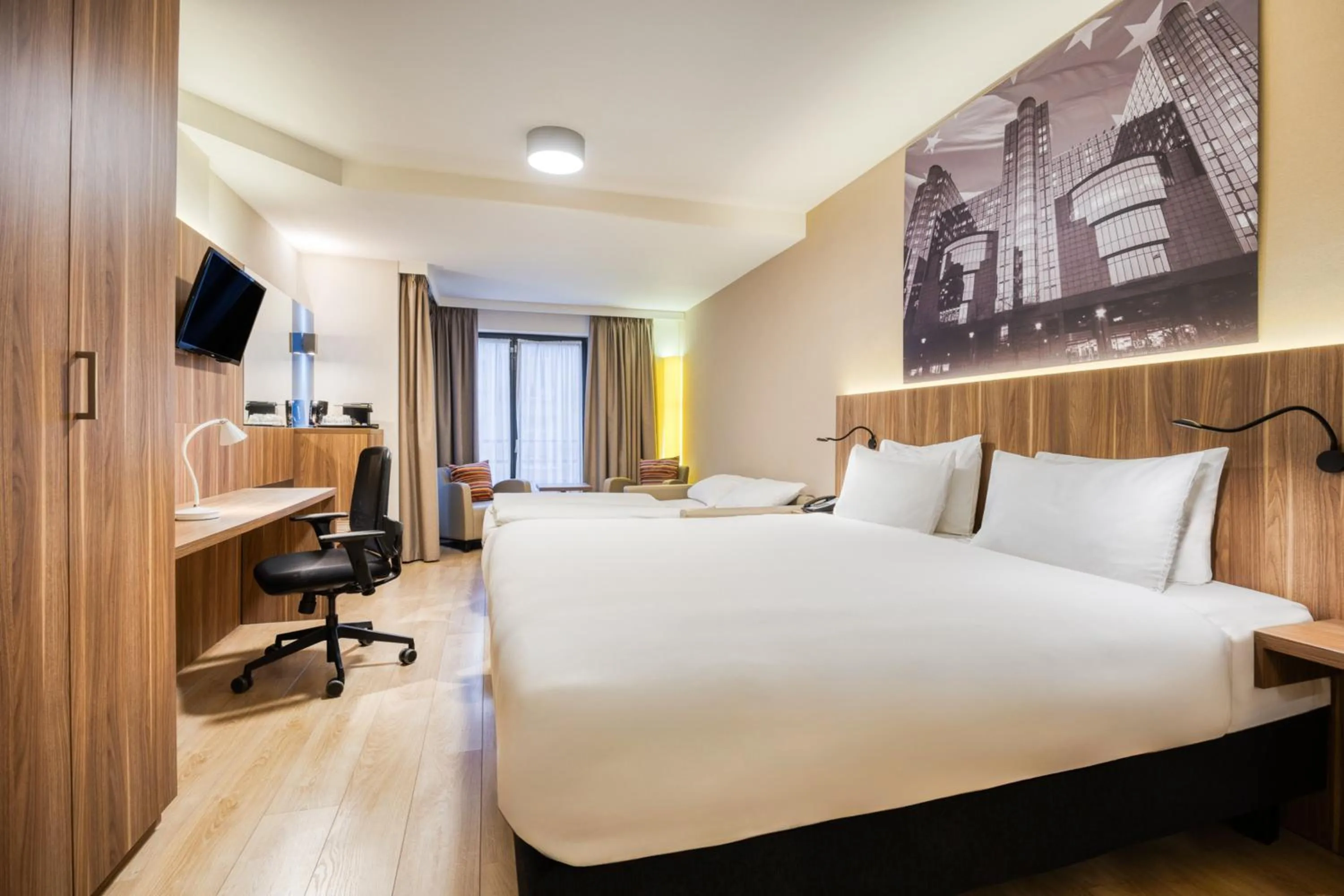 Photo of the whole room, Bed in Holiday Inn Brussels Schuman by IHG