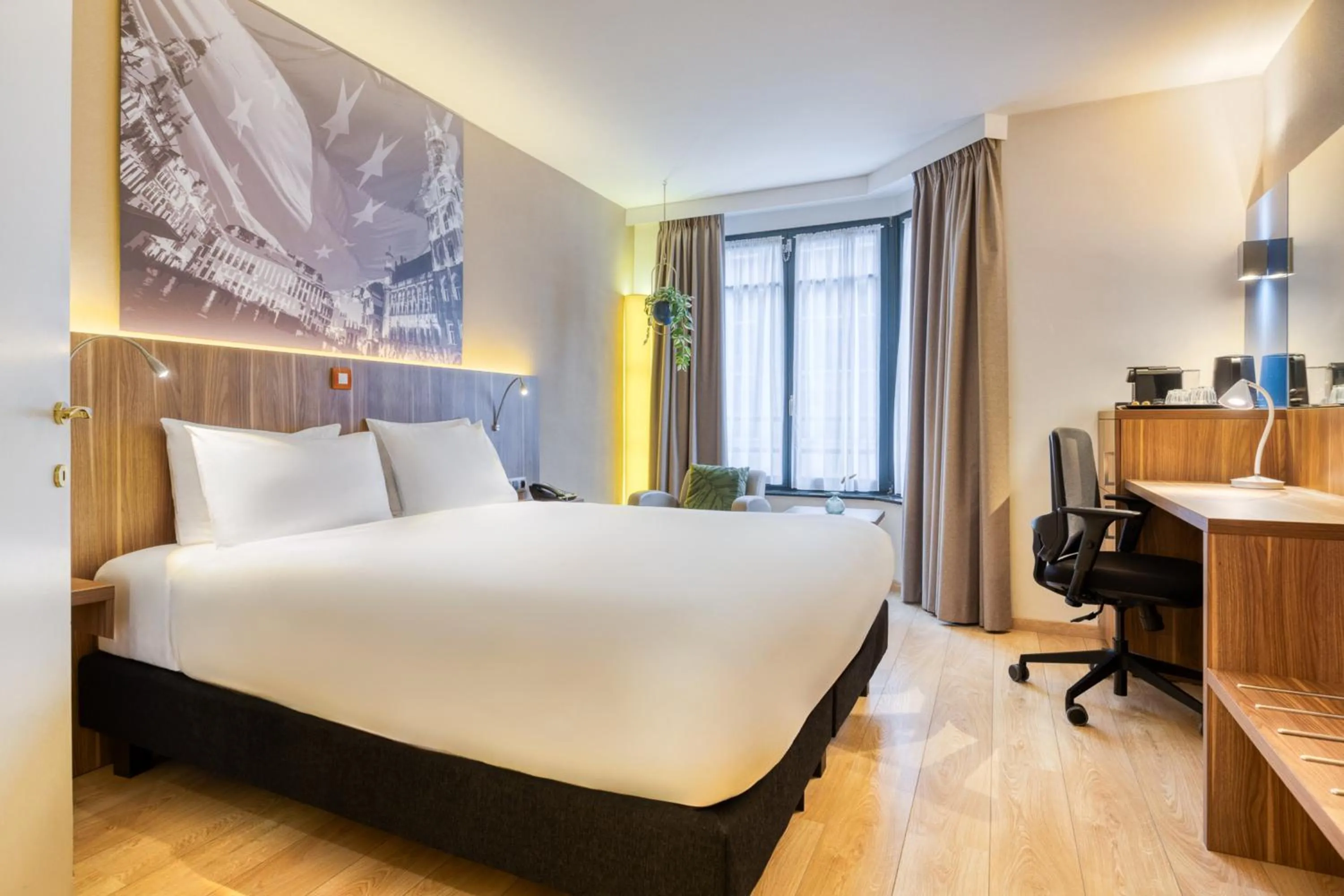 Photo of the whole room, Bed in Holiday Inn Brussels Schuman by IHG