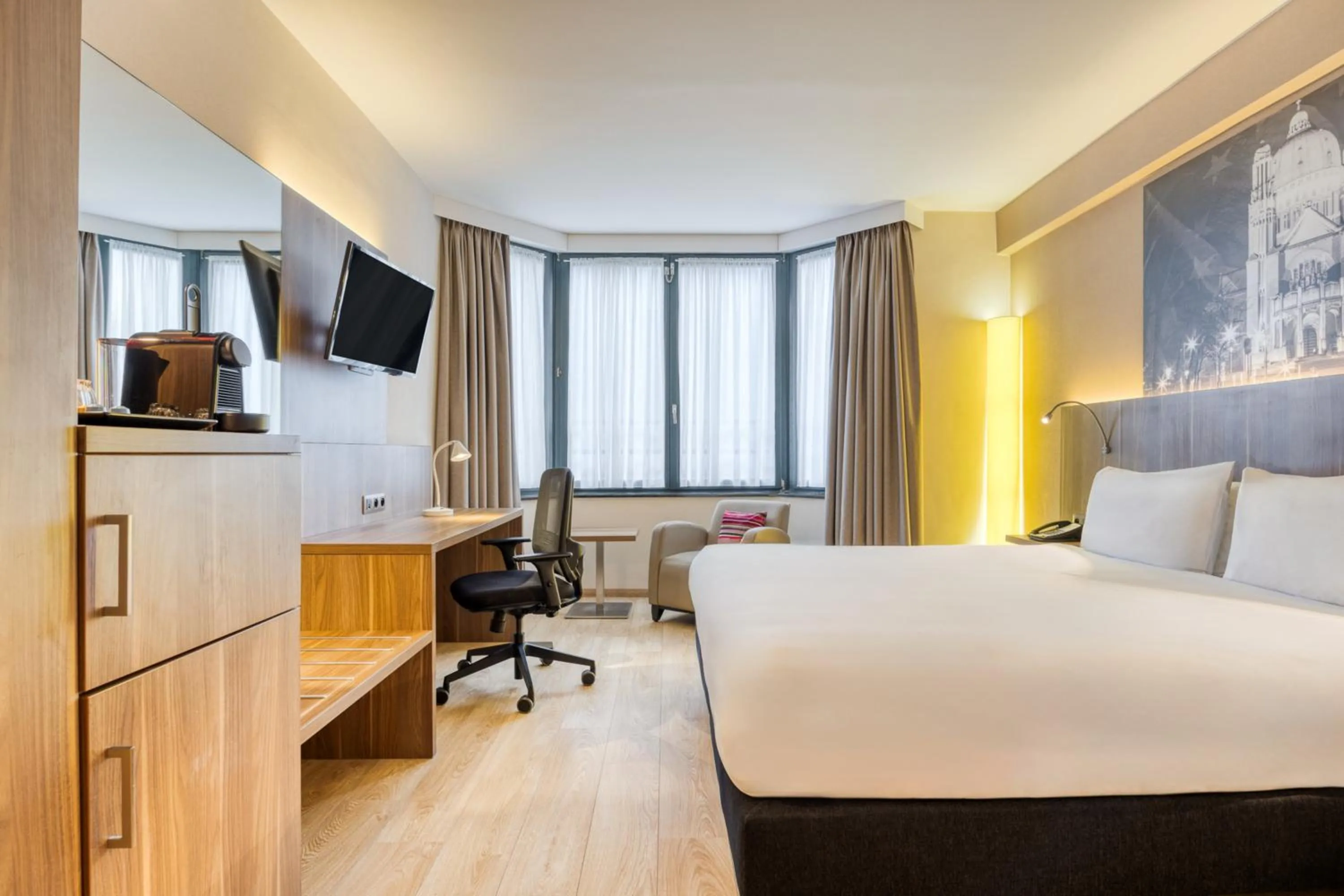 Photo of the whole room, Bed in Holiday Inn Brussels Schuman by IHG