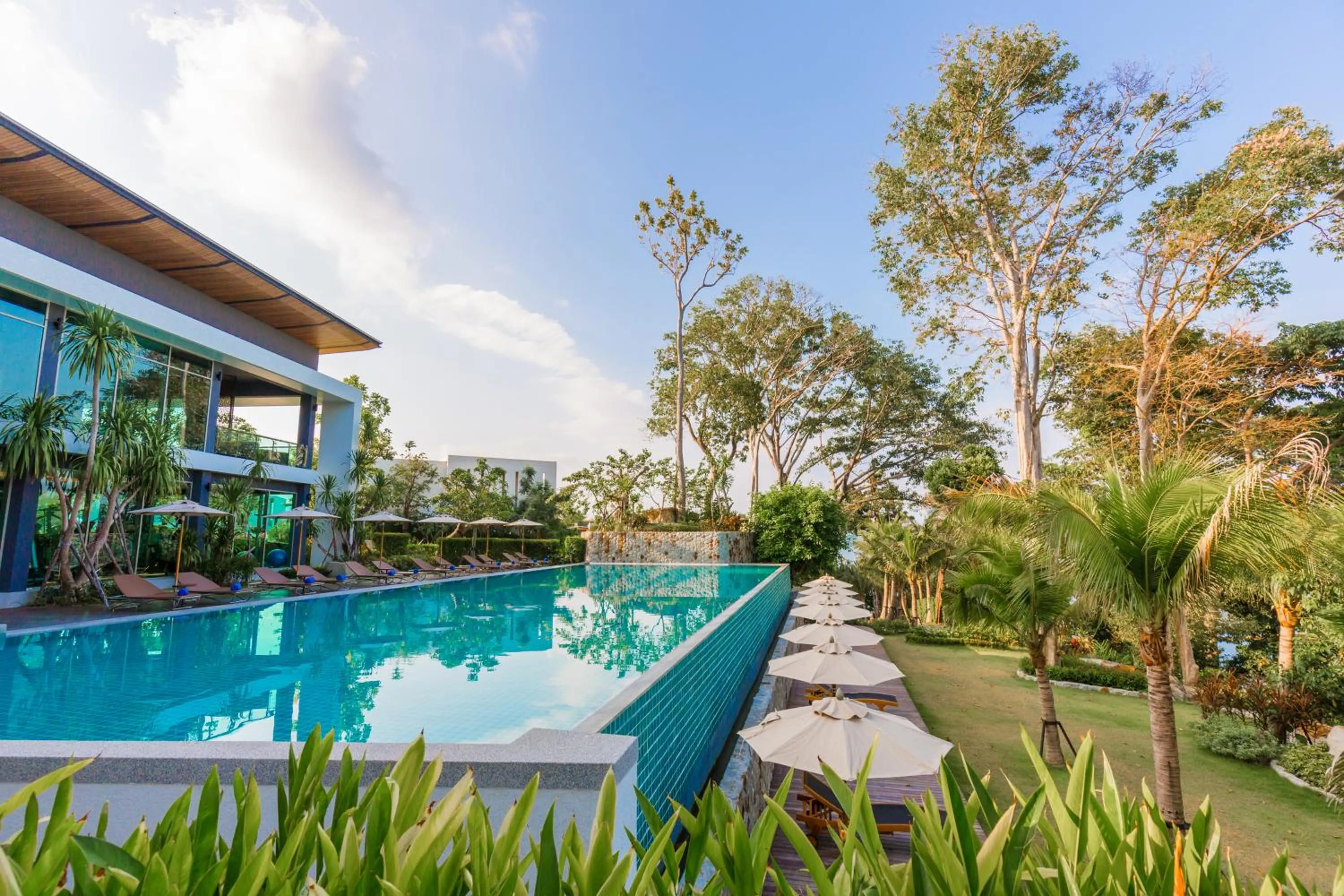 Swimming pool in Wyndham Grand Phuket Kalim Bay