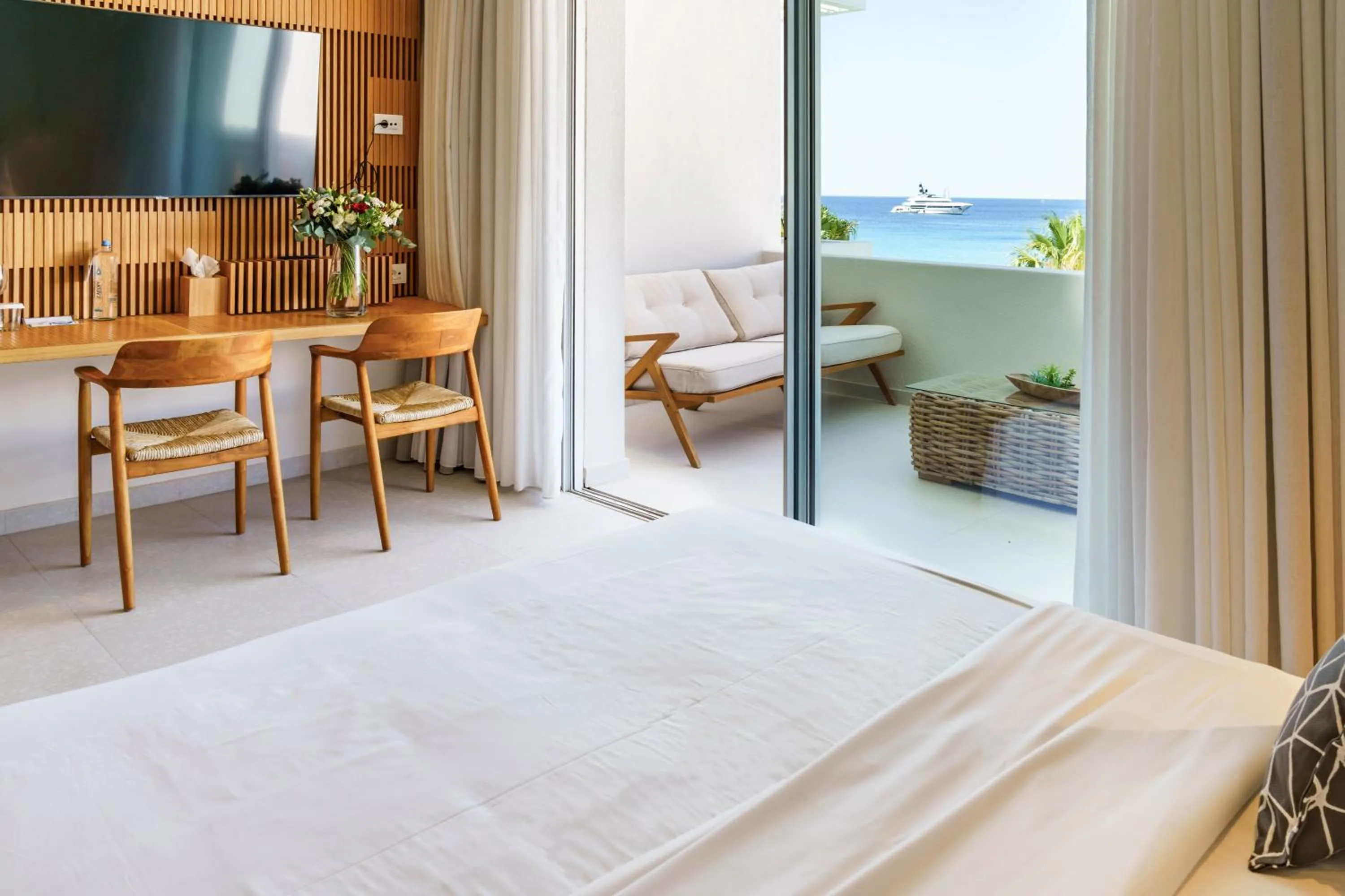 TV and multimedia, Bed in Mykonos Dove Beachfront Hotel