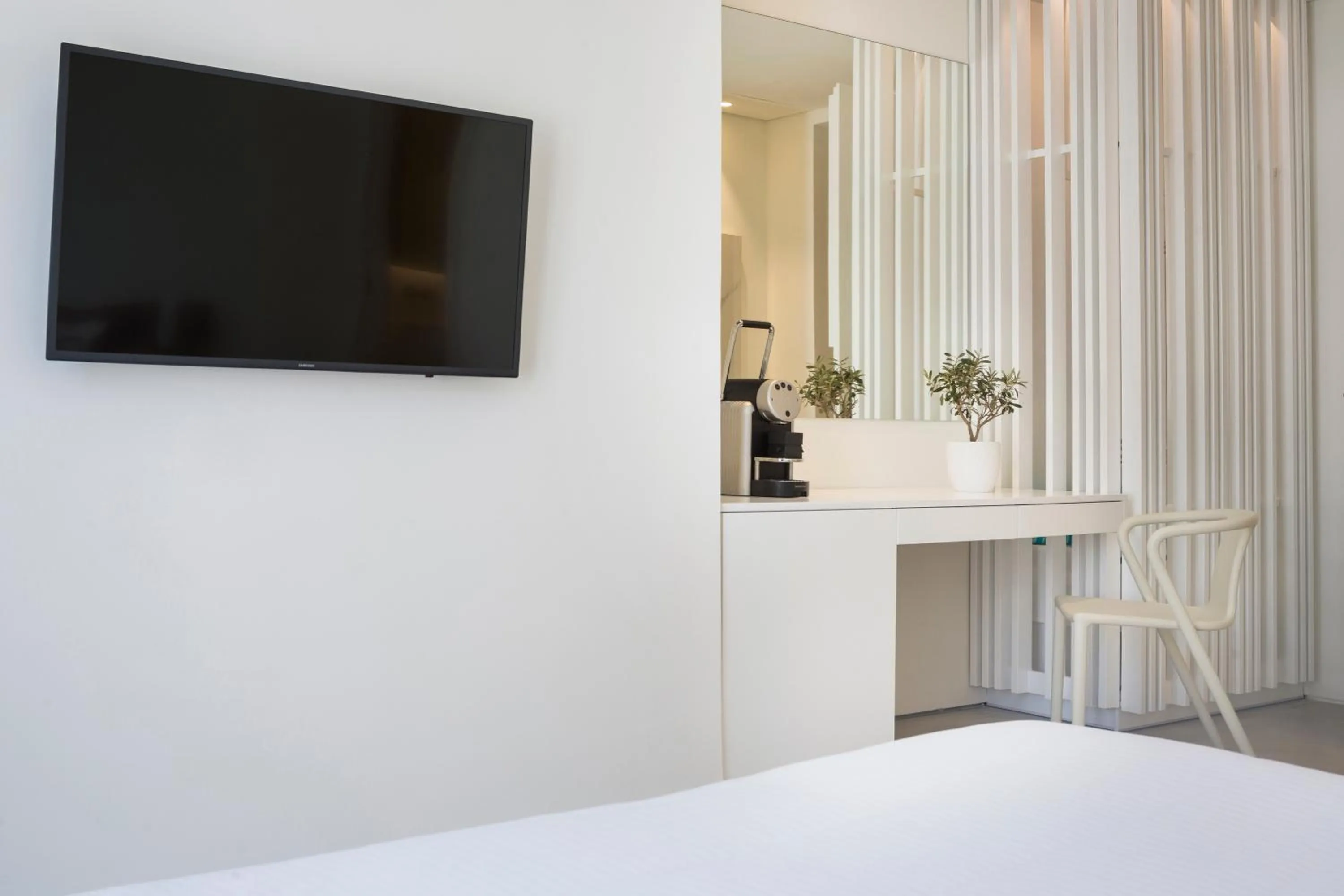 TV and multimedia, Bed in Mykonos Dove Beachfront Hotel