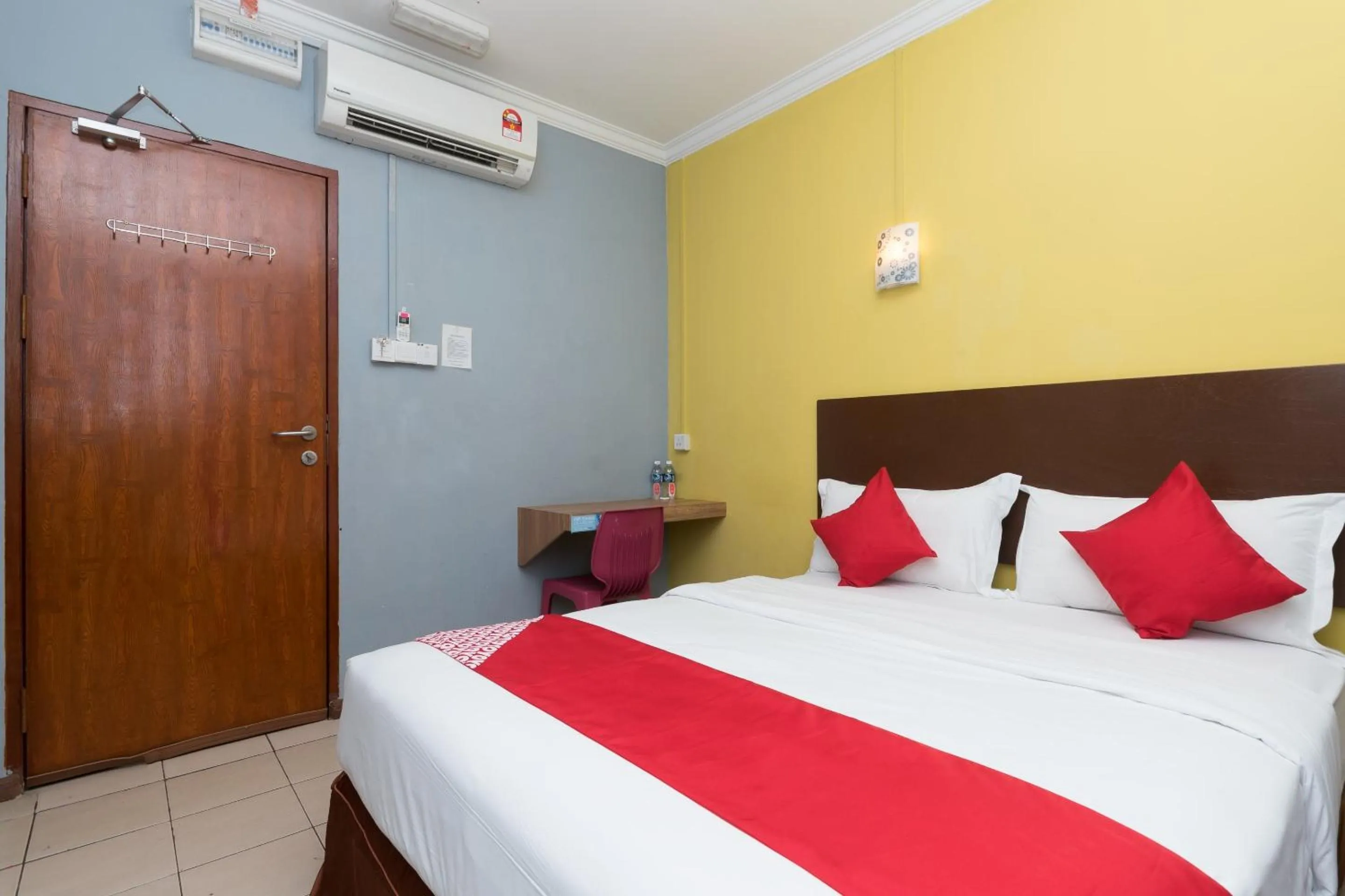 Bedroom, Bed in OYO 218 Storytel