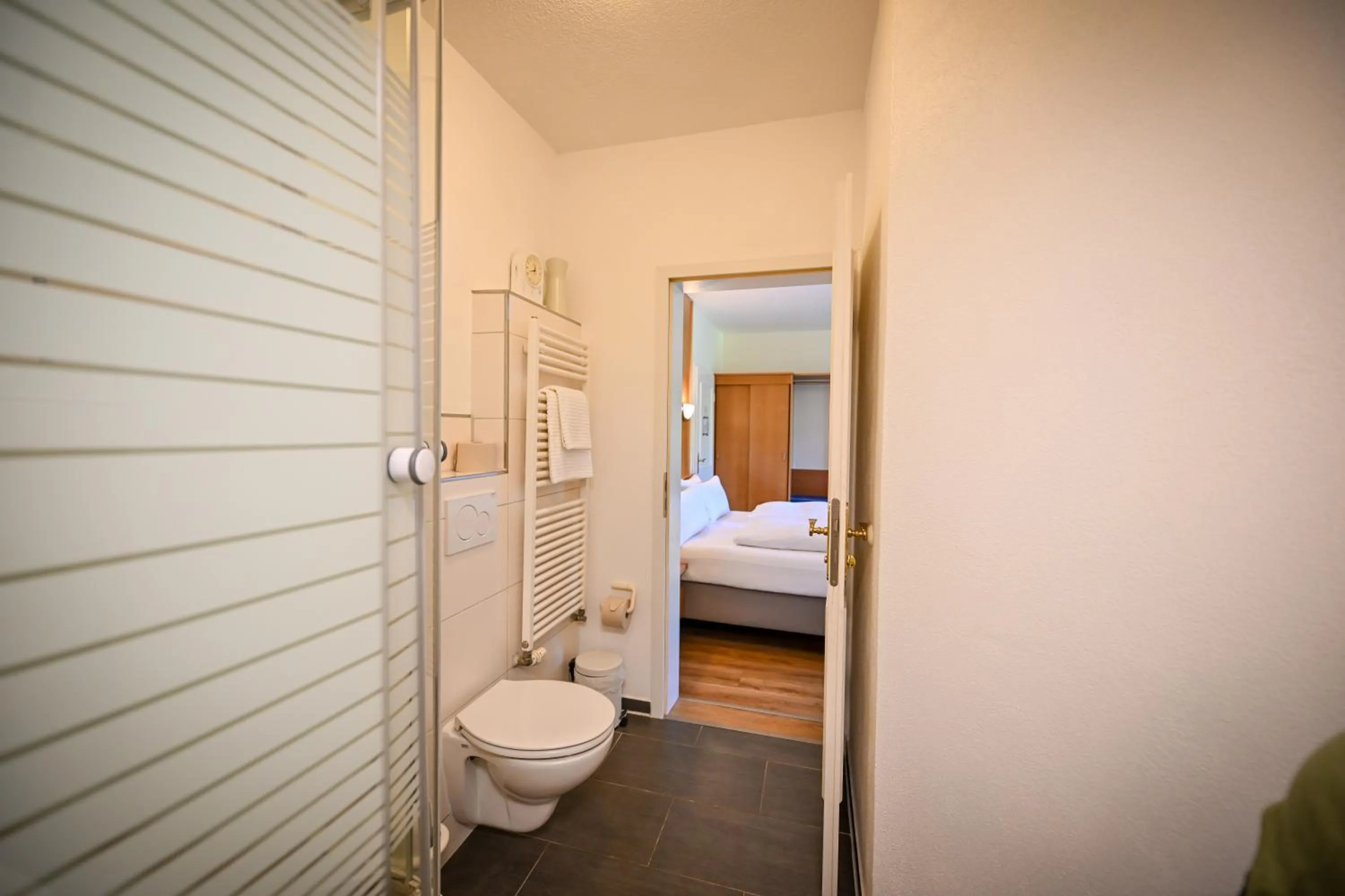 Shower, Bed in Hotel Mainblick Garni