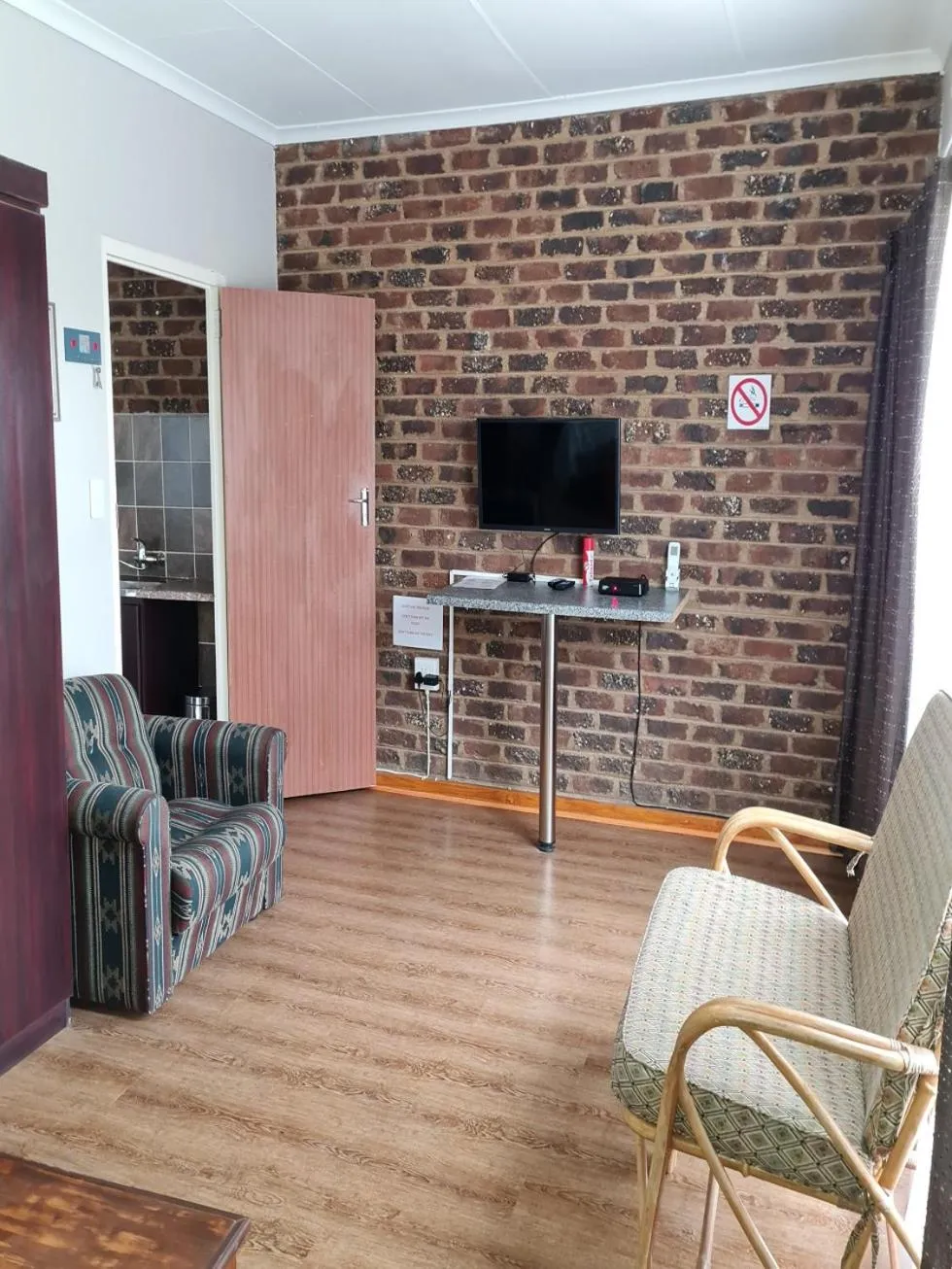 Communal lounge/ TV room in Skietberg Lodge