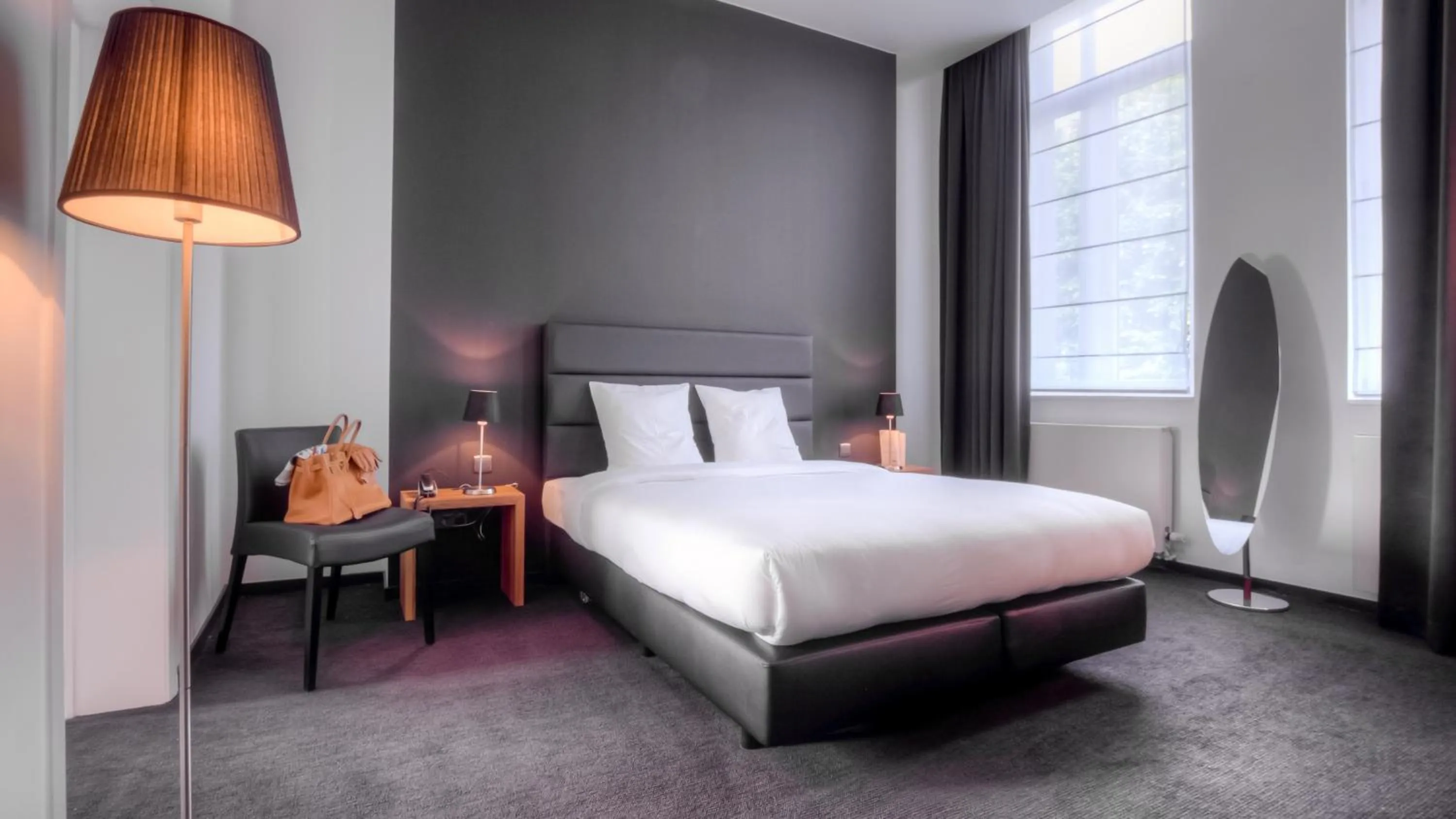 Bed in Hotel St James